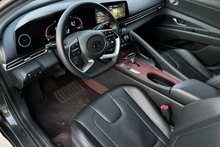 Used Hyundai Elantra 2023 1.5L CVT LUX Prestige Edition
