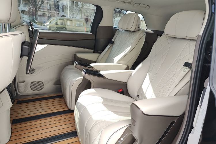 Used Denza D9 2022 DM-i 970 Four-Wheel Drive Prestige Model
