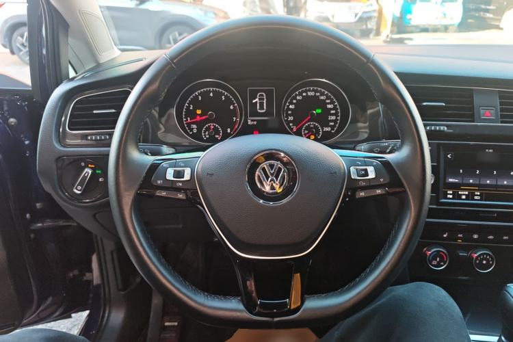 Used Volkswagen Golf 2018 230TSI Automatic Luxury Version
