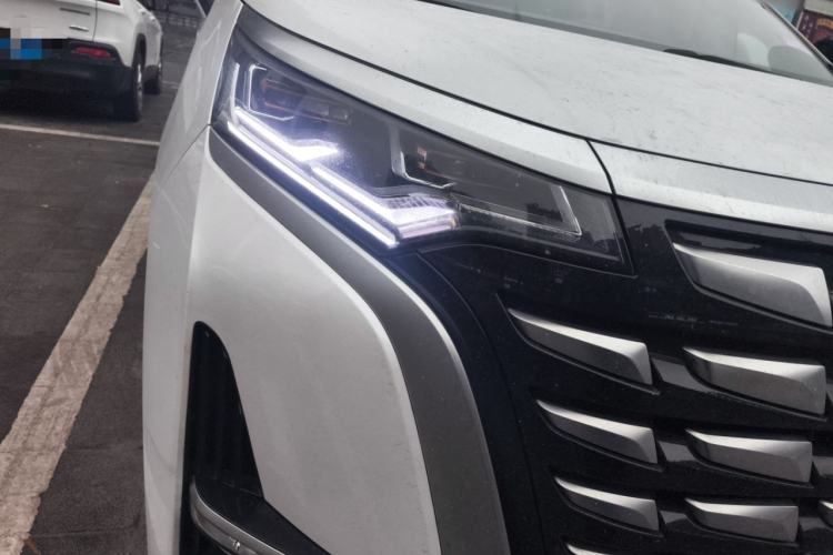 Used Denza D9 2022 DM-i 1040 Prestige Model
