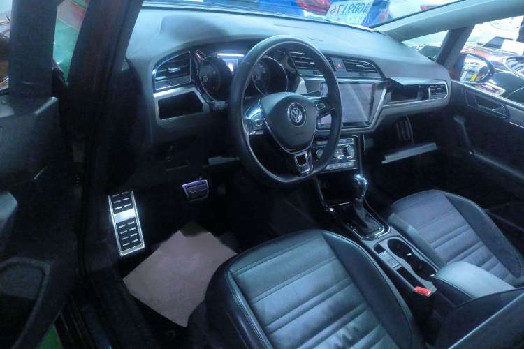 Used Volkswagen Touran 2016 Volkswagen Touran L 280TSI DSG Luxury Edition
