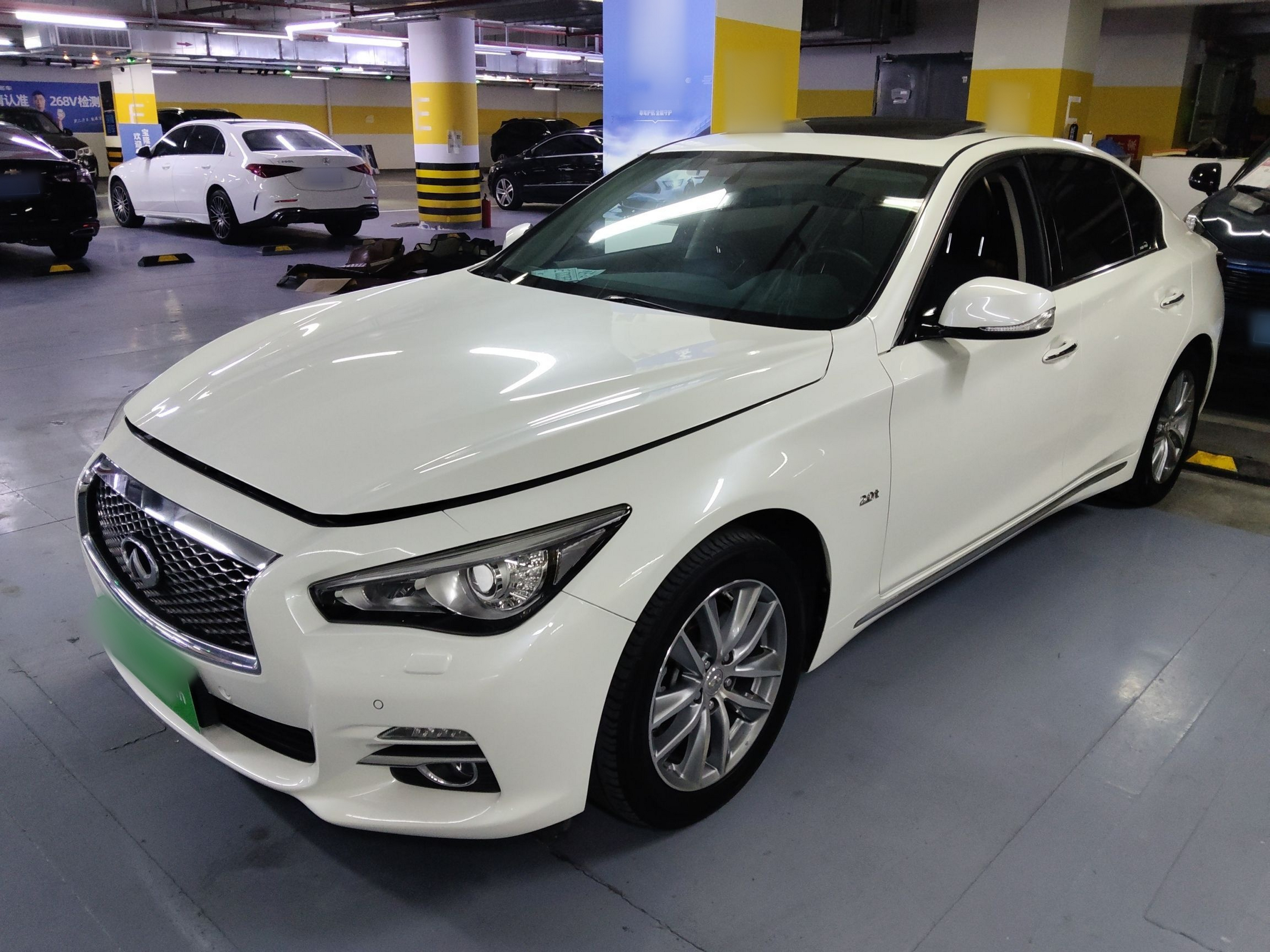 تحت مقدمة السيارة