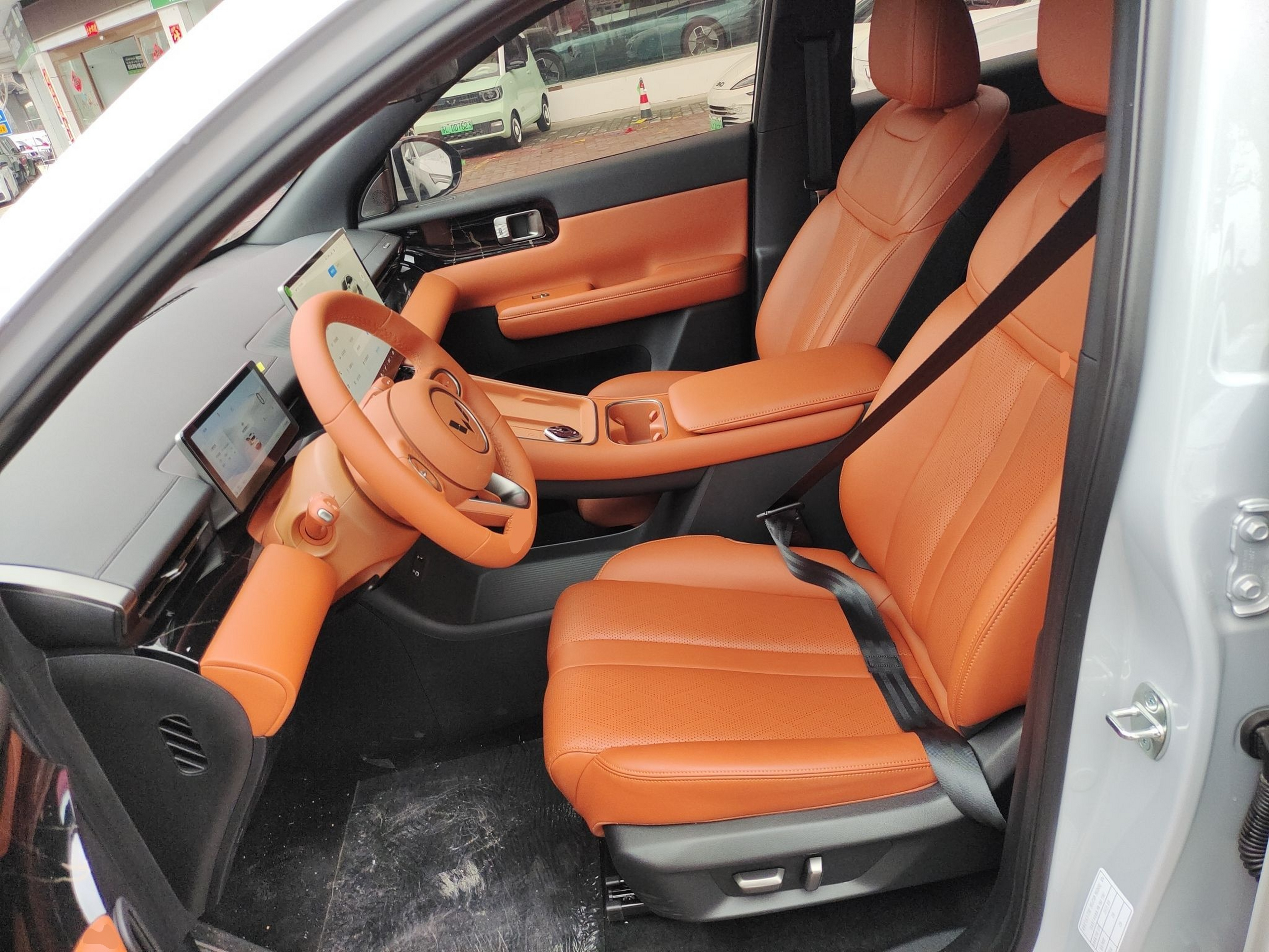 المقاعد الأمامية داخل السيارة