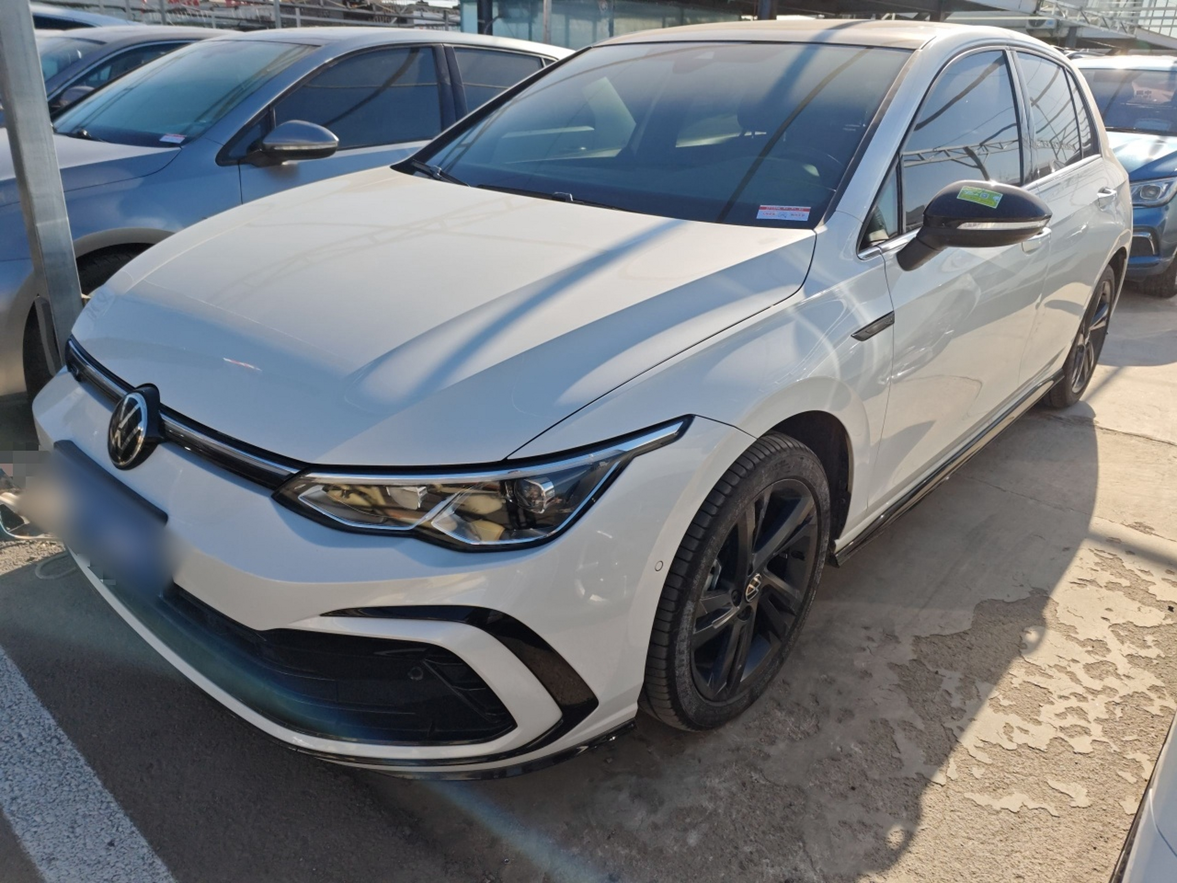 تحت مقدمة السيارة