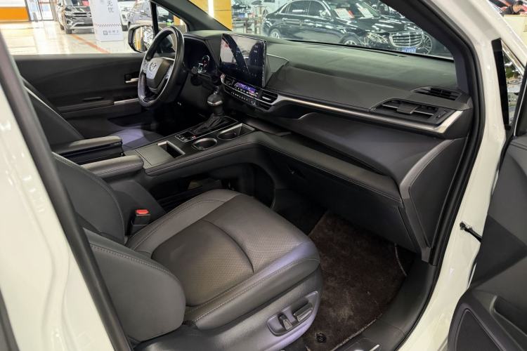 Used Toyota Sienna 2023 2.5L Hybrid Deluxe Edition
