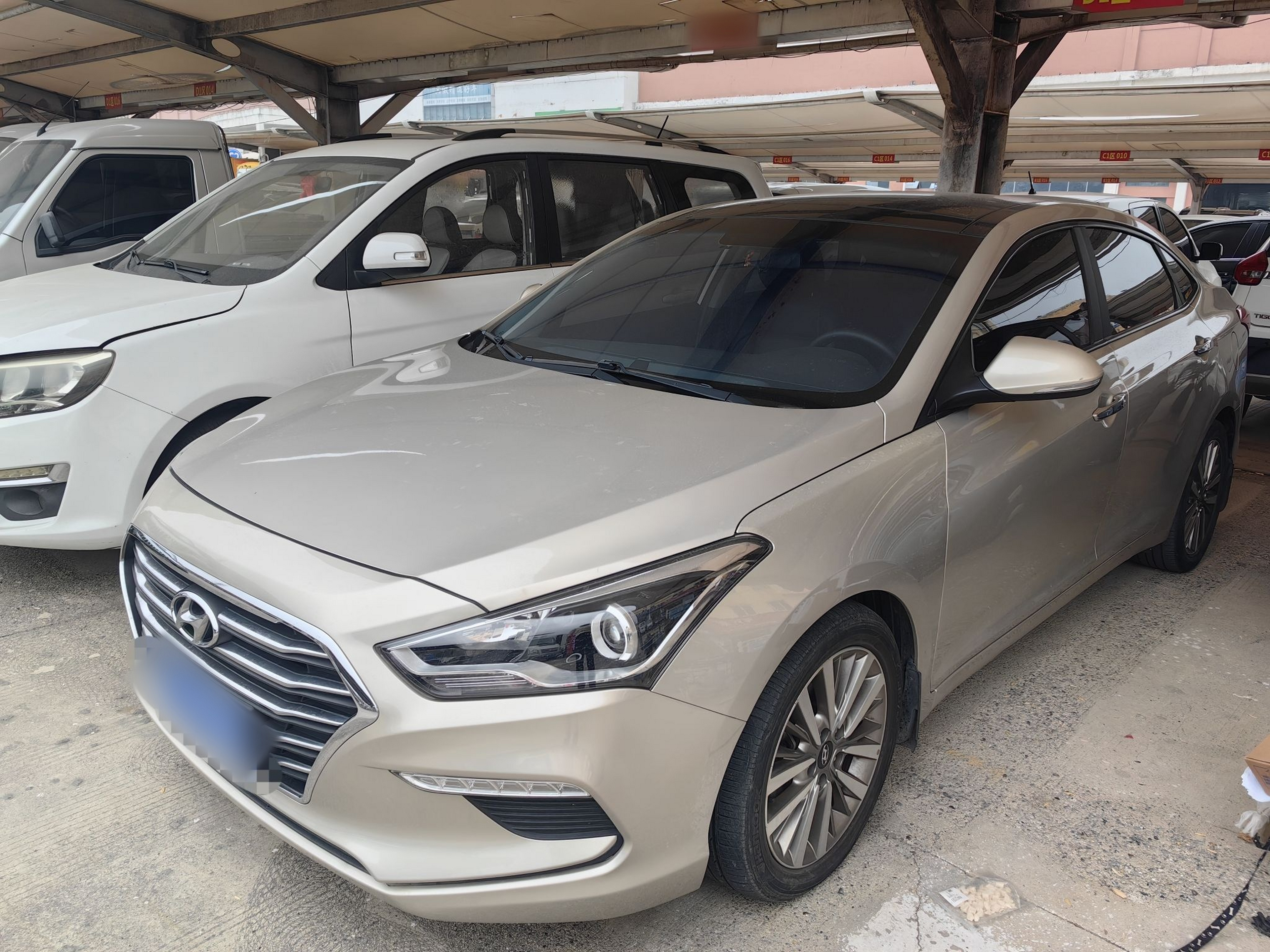 Под передней частью автомобиля