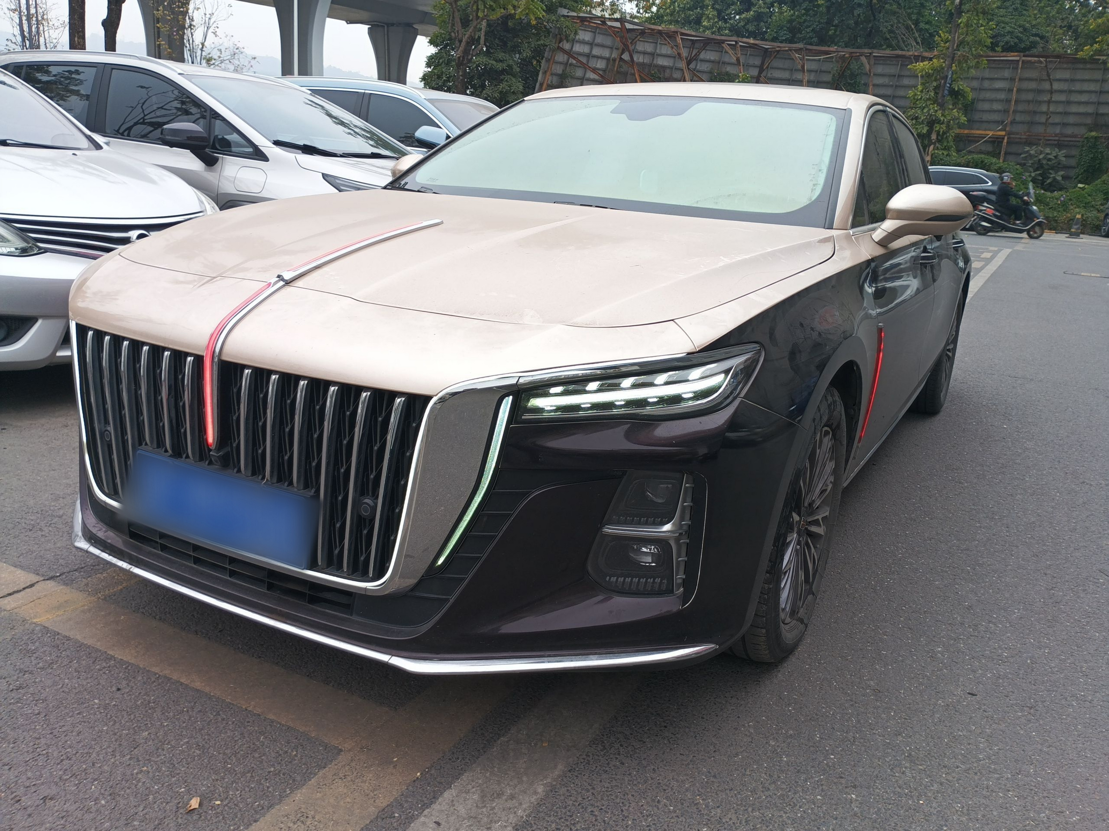 Под передней частью автомобиля