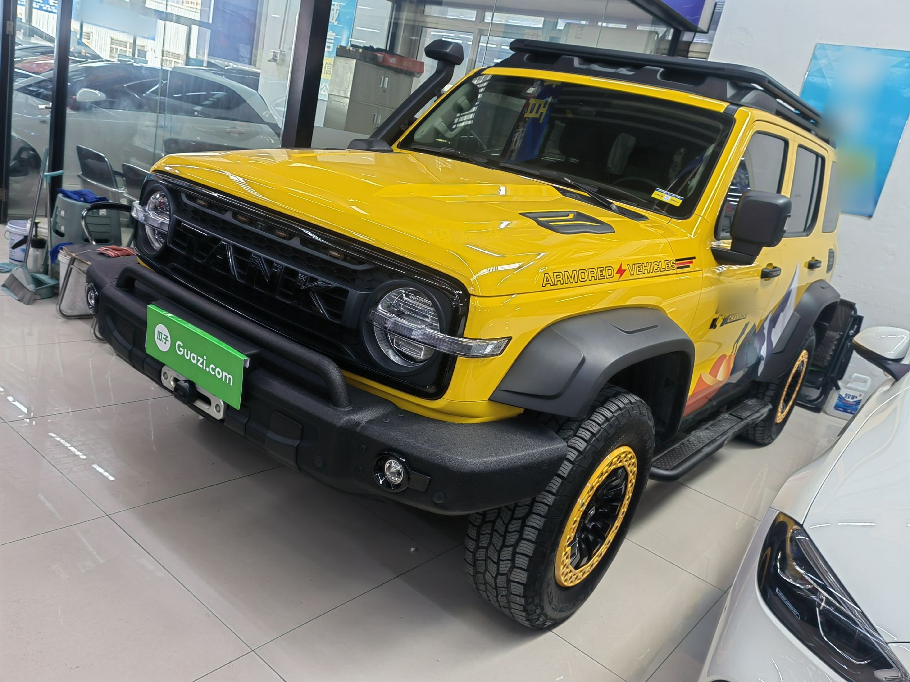 تحت مقدمة السيارة