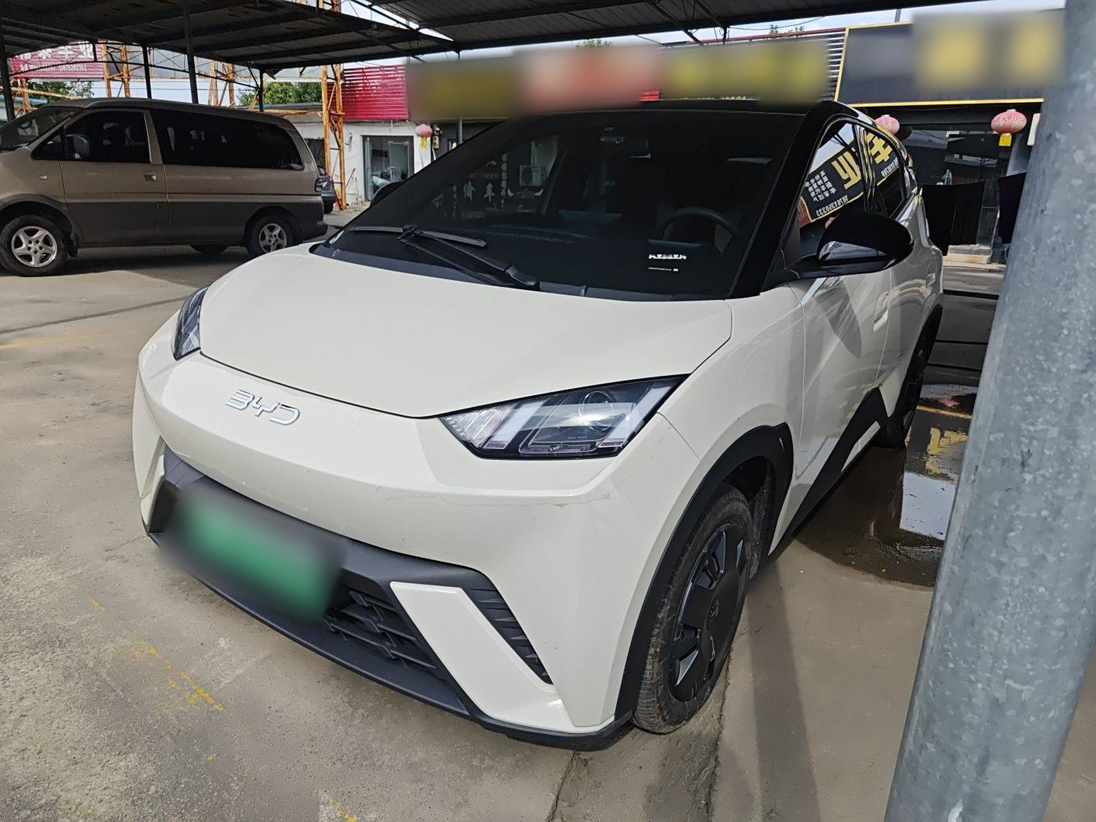 تحت مقدمة السيارة