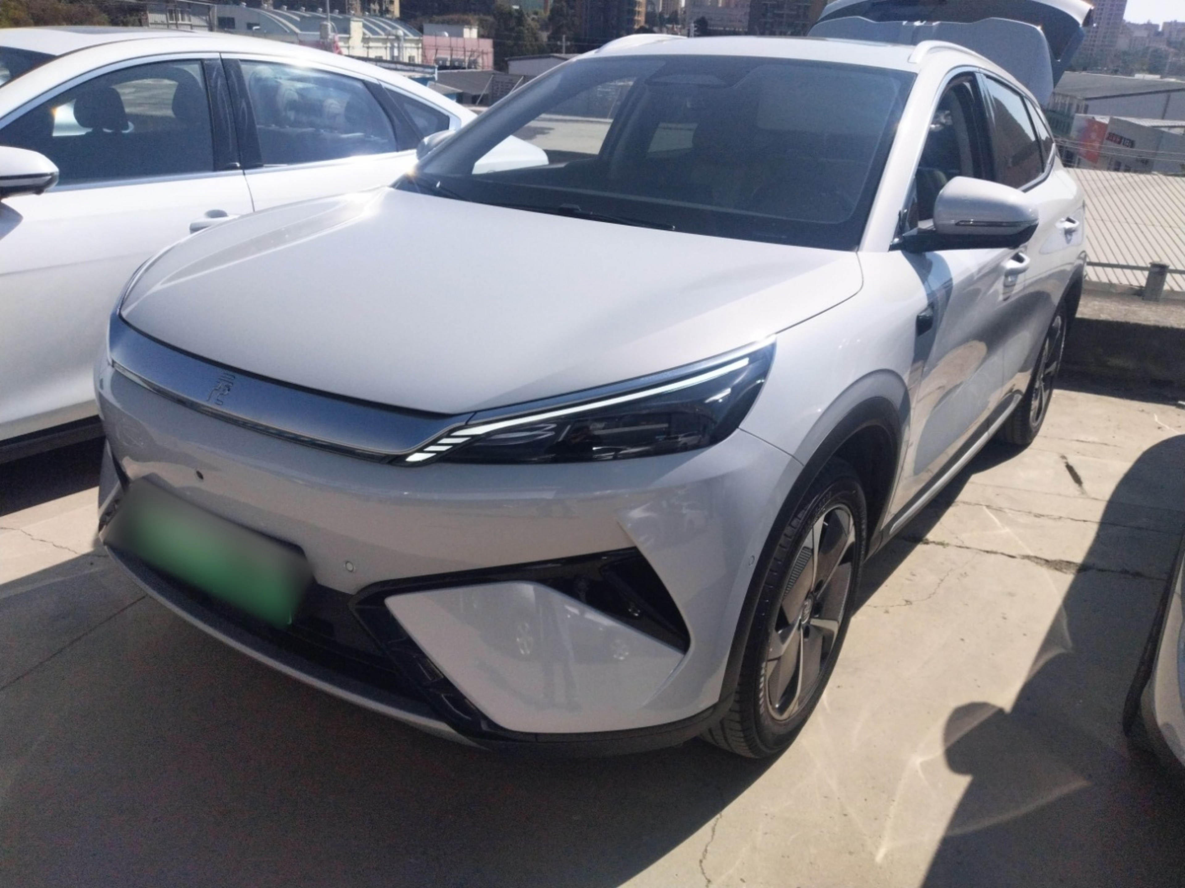 Под передней частью автомобиля