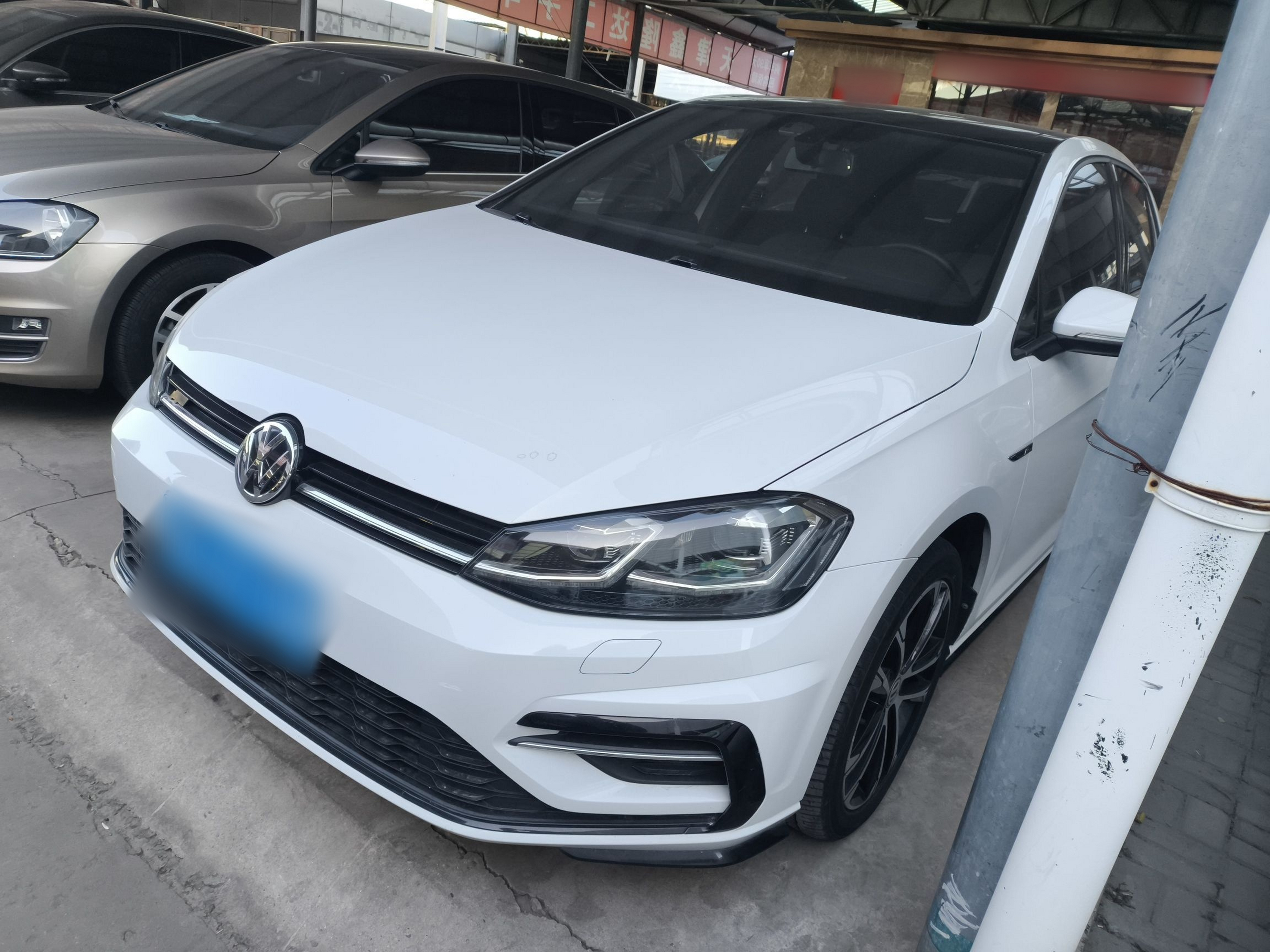 Под передней частью автомобиля