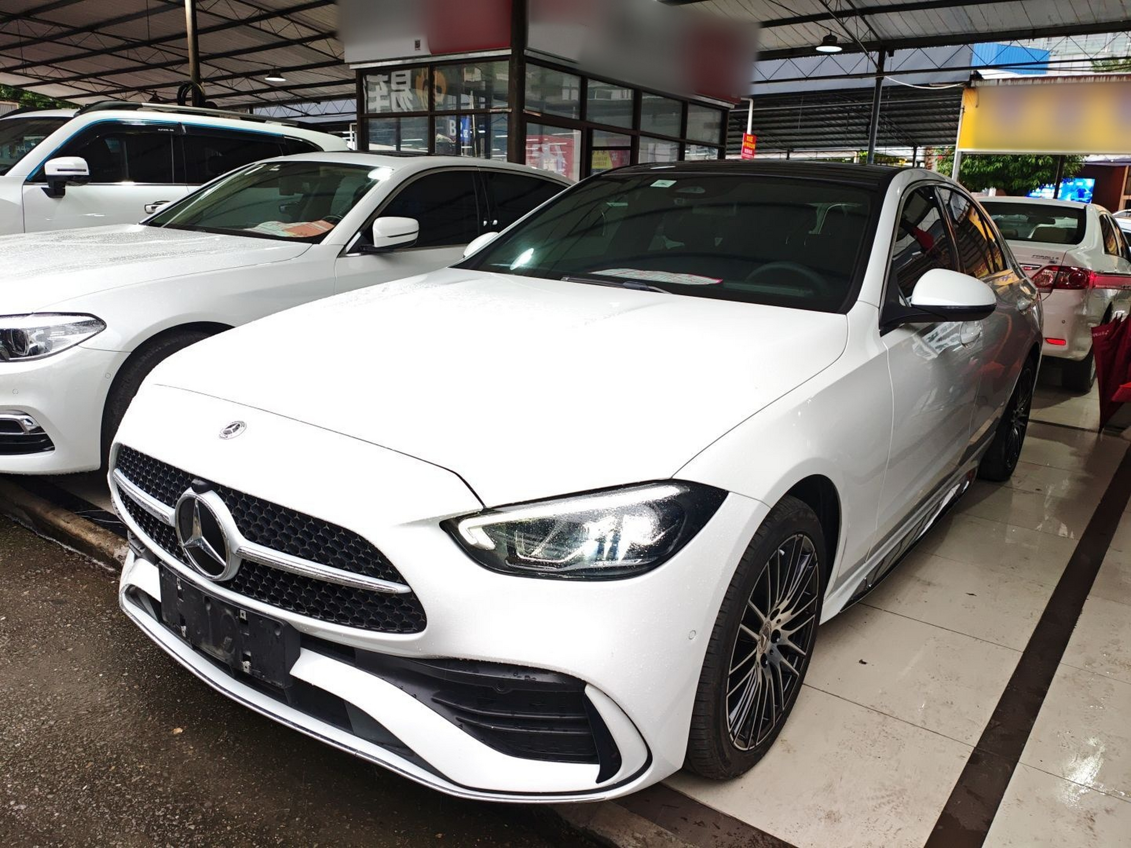 تحت مقدمة السيارة