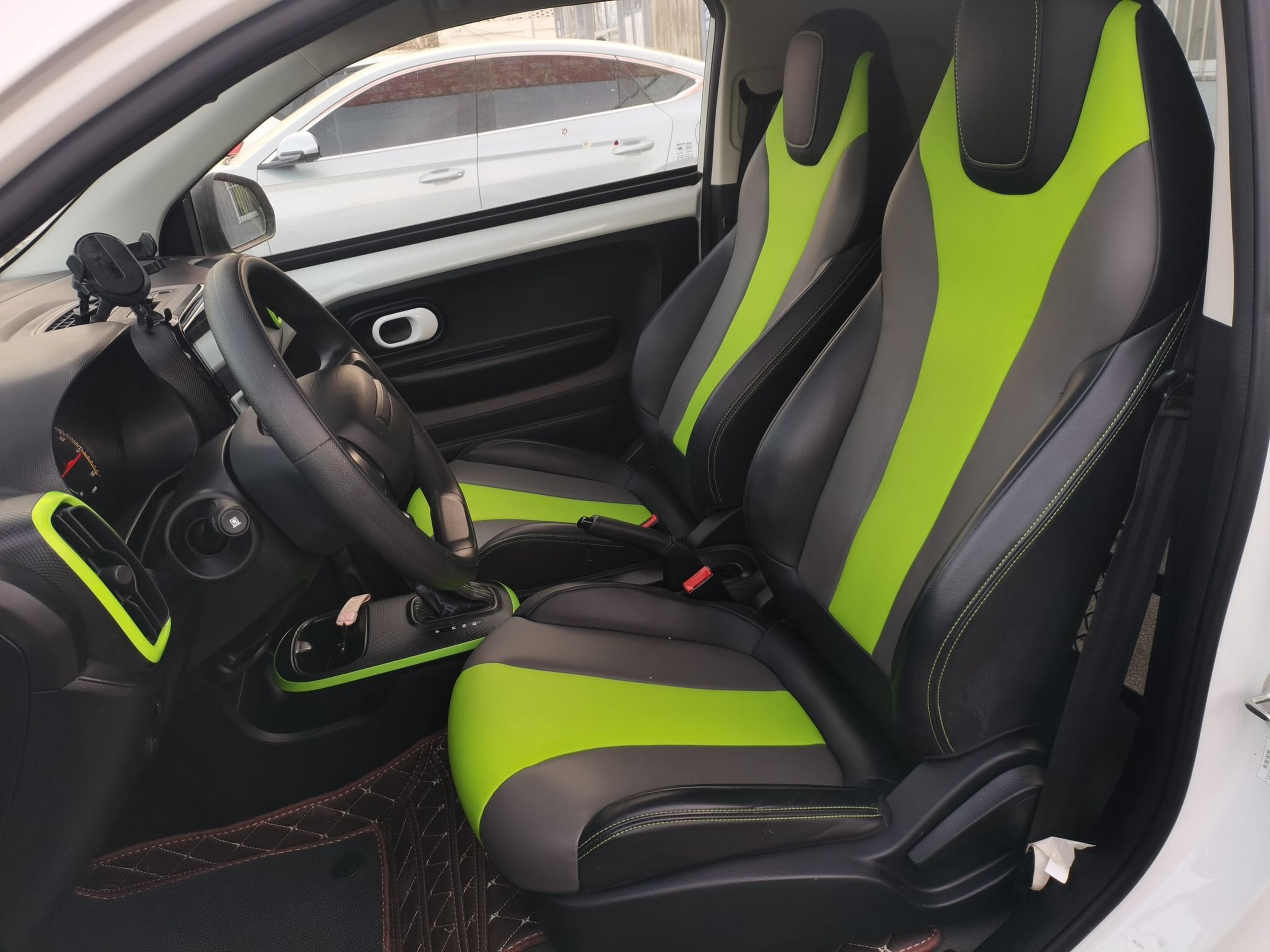 Переднее сиденье в автомобиле