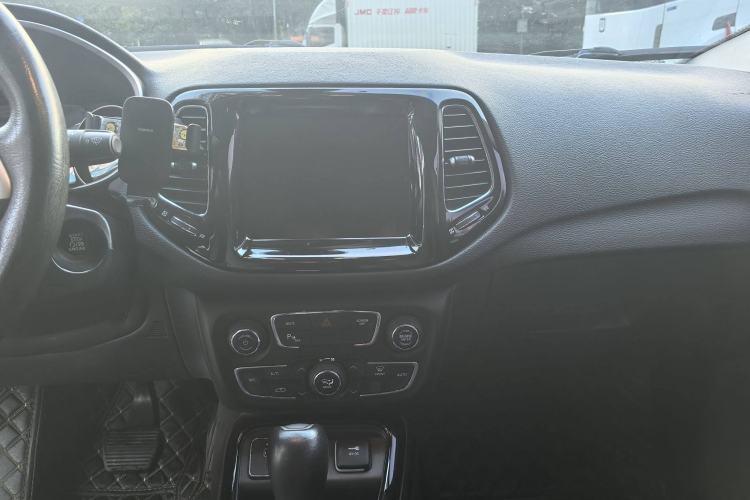 Used  Compass 2019 220T Automatic Family Edition
