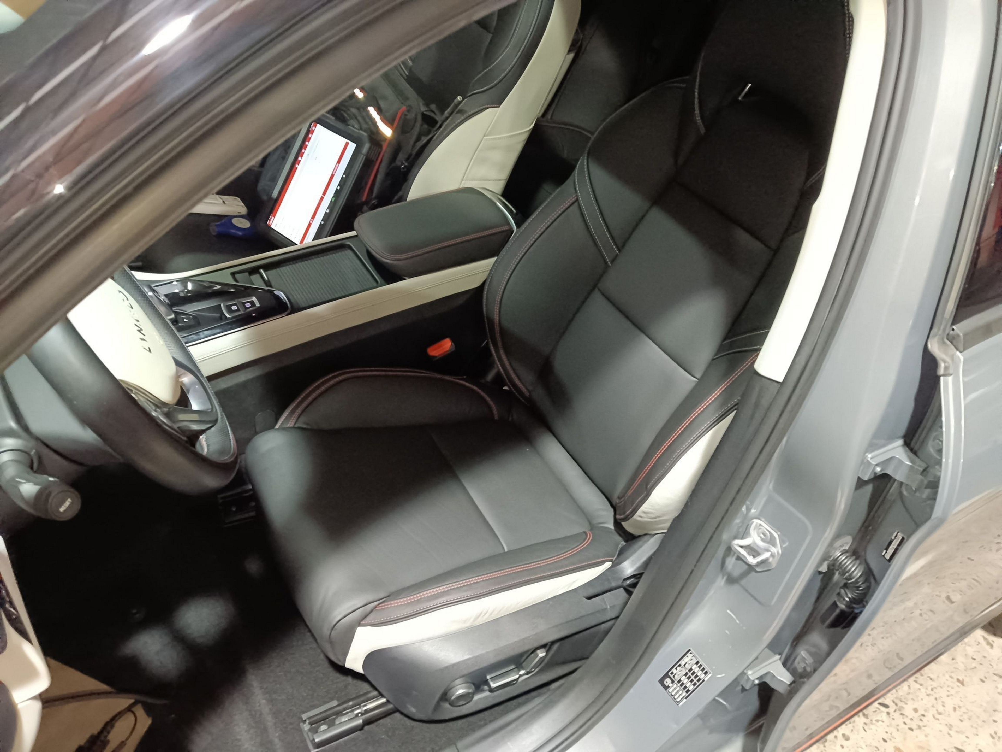 المقاعد الأمامية داخل السيارة