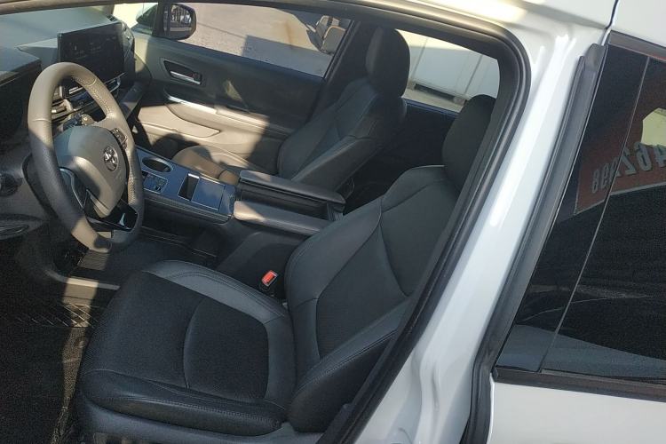 Used Toyota Sienna 2023 2.5L Hybrid Deluxe Edition
