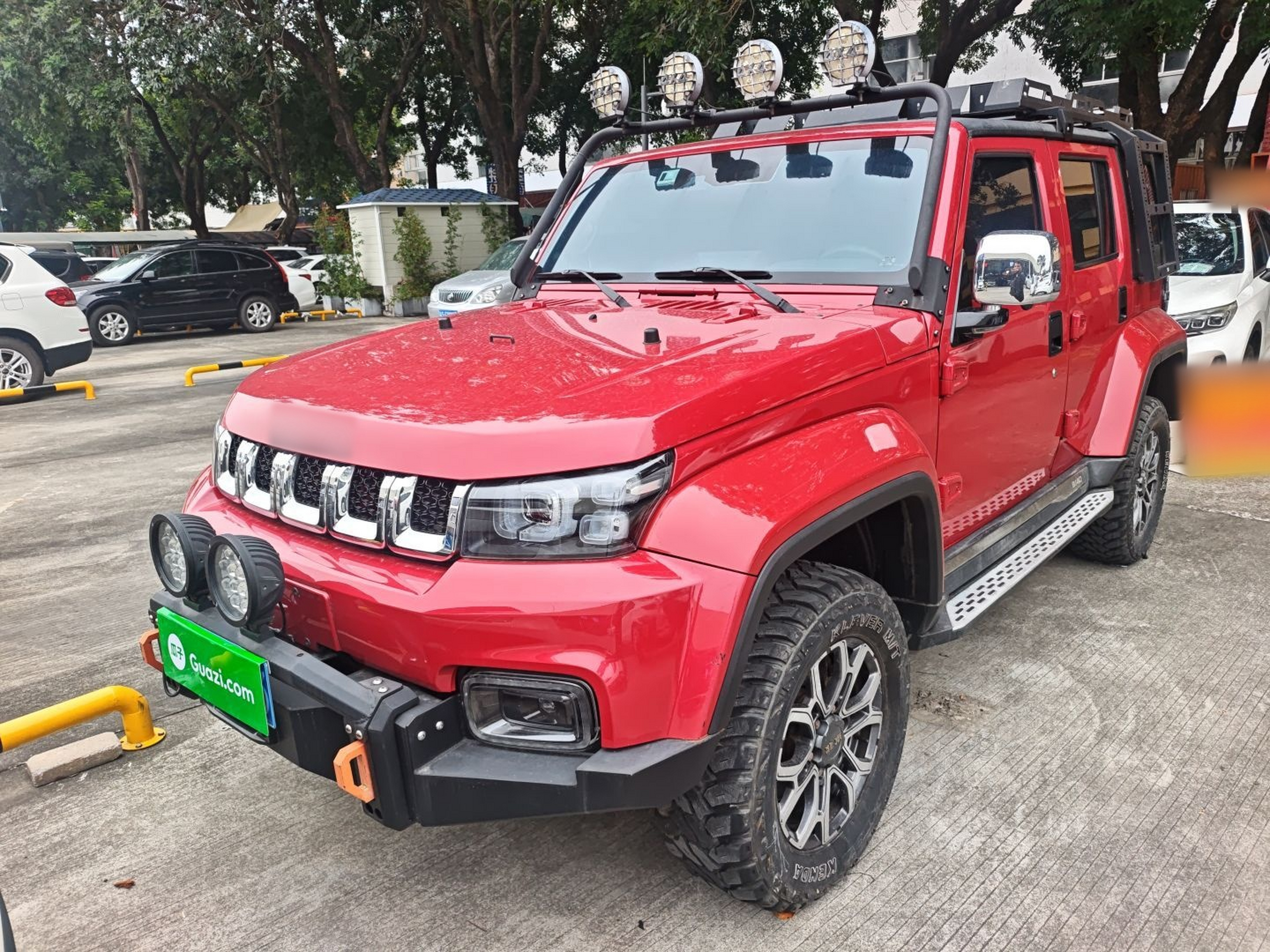 تحت مقدمة السيارة