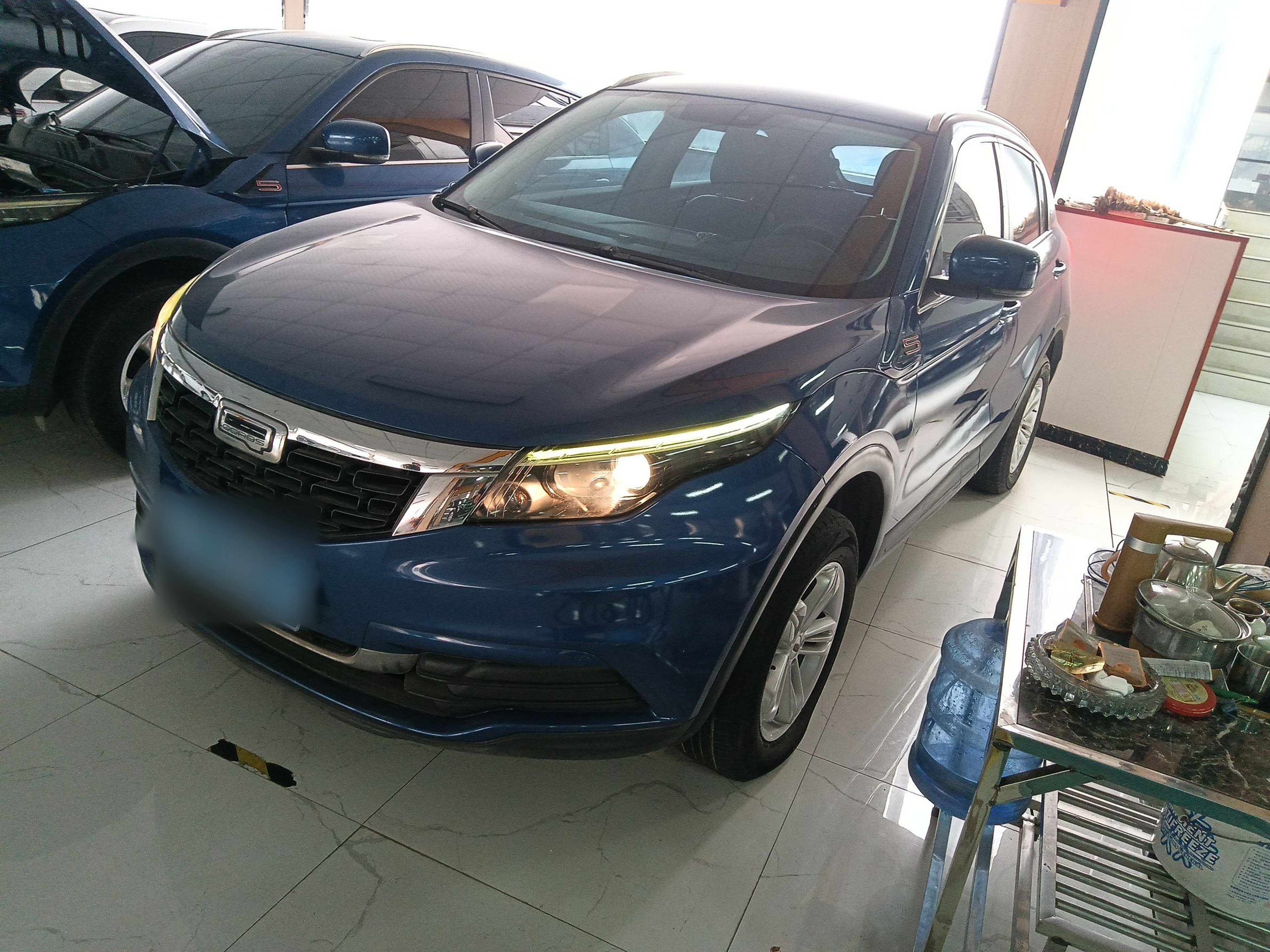 تحت مقدمة السيارة