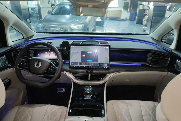 Used Denza D9 2025 DM-i Smart Drive 1020 Four-Wheel Drive Deluxe Model
