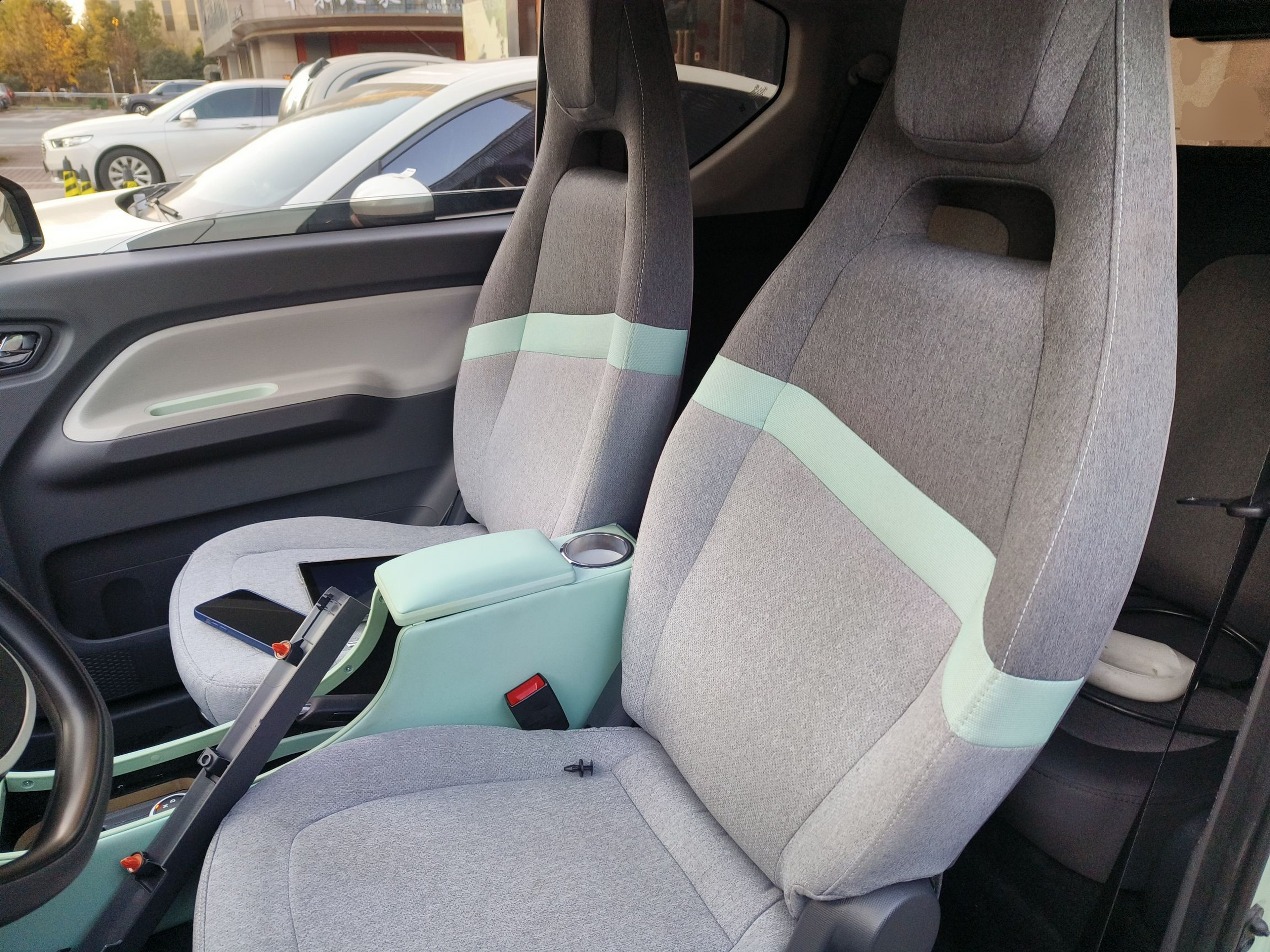 المقاعد الأمامية داخل السيارة