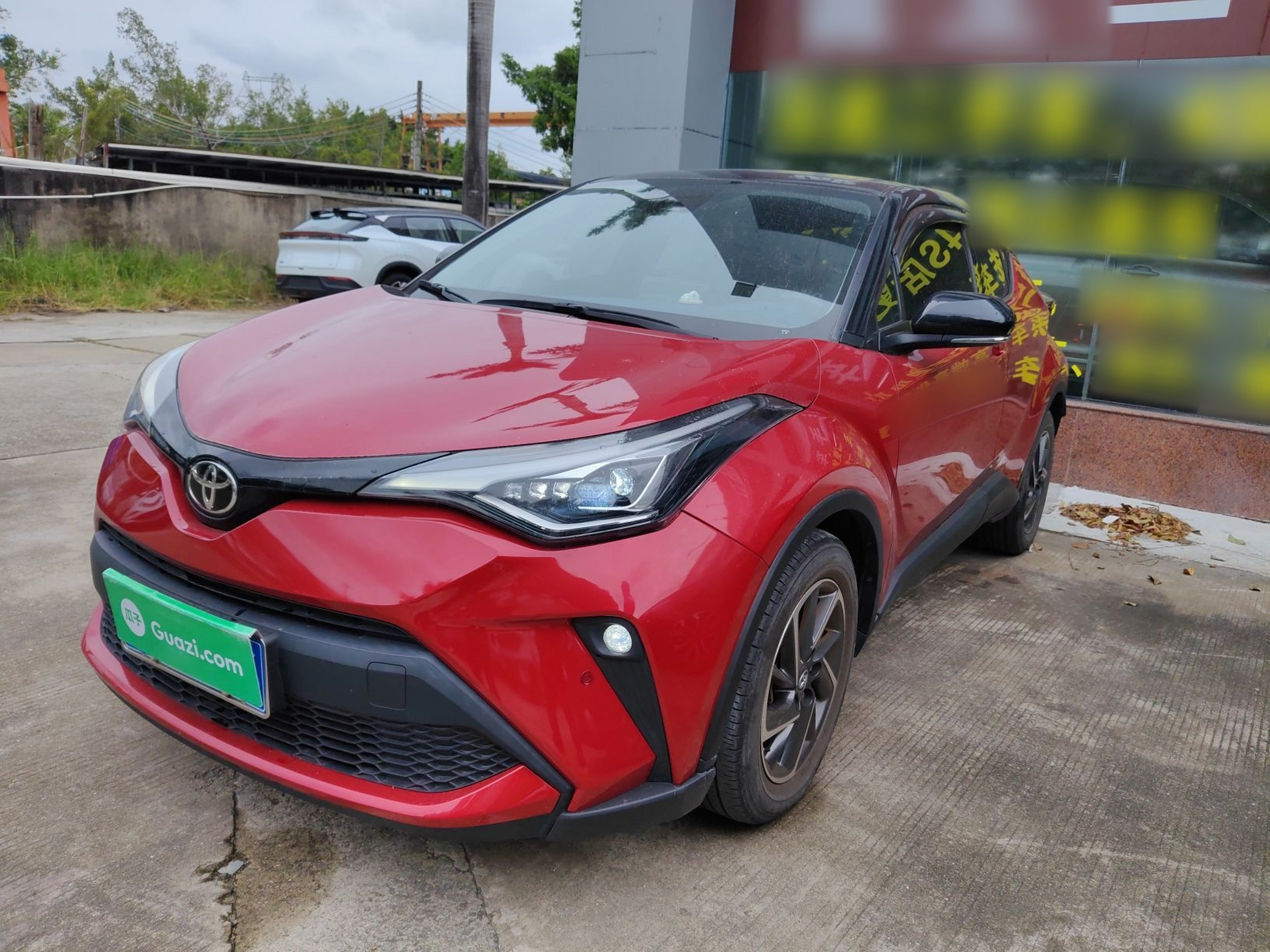 تحت مقدمة السيارة