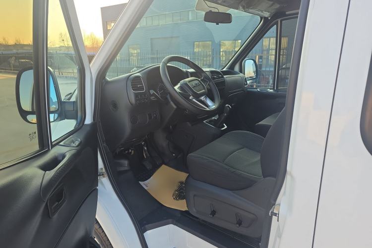 Used JMC Transit 2021 2.8T Space King Standard Version Long Wheelbase Mid-Height Roof Rear Single Tire – Step 6-Seater Diesel China VI Emission Standard JX493
