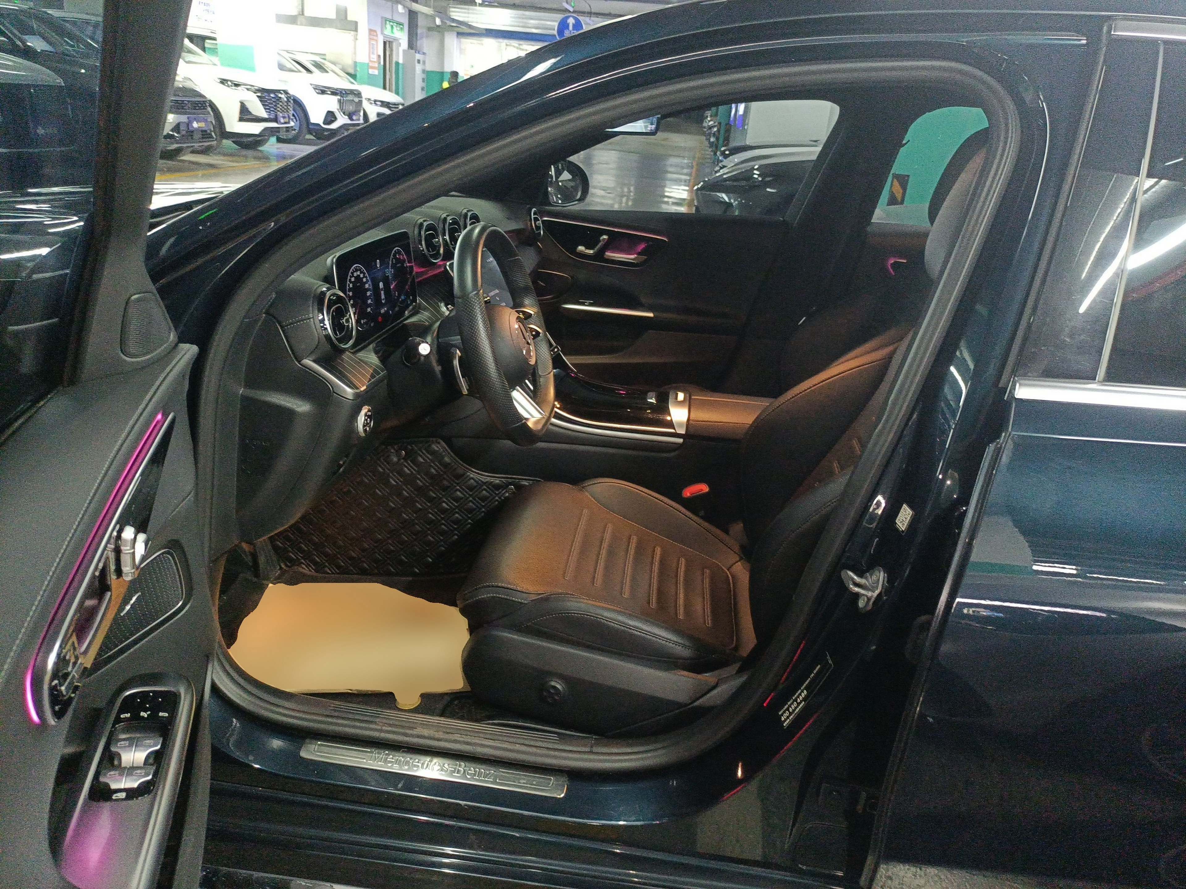 المقاعد الأمامية داخل السيارة