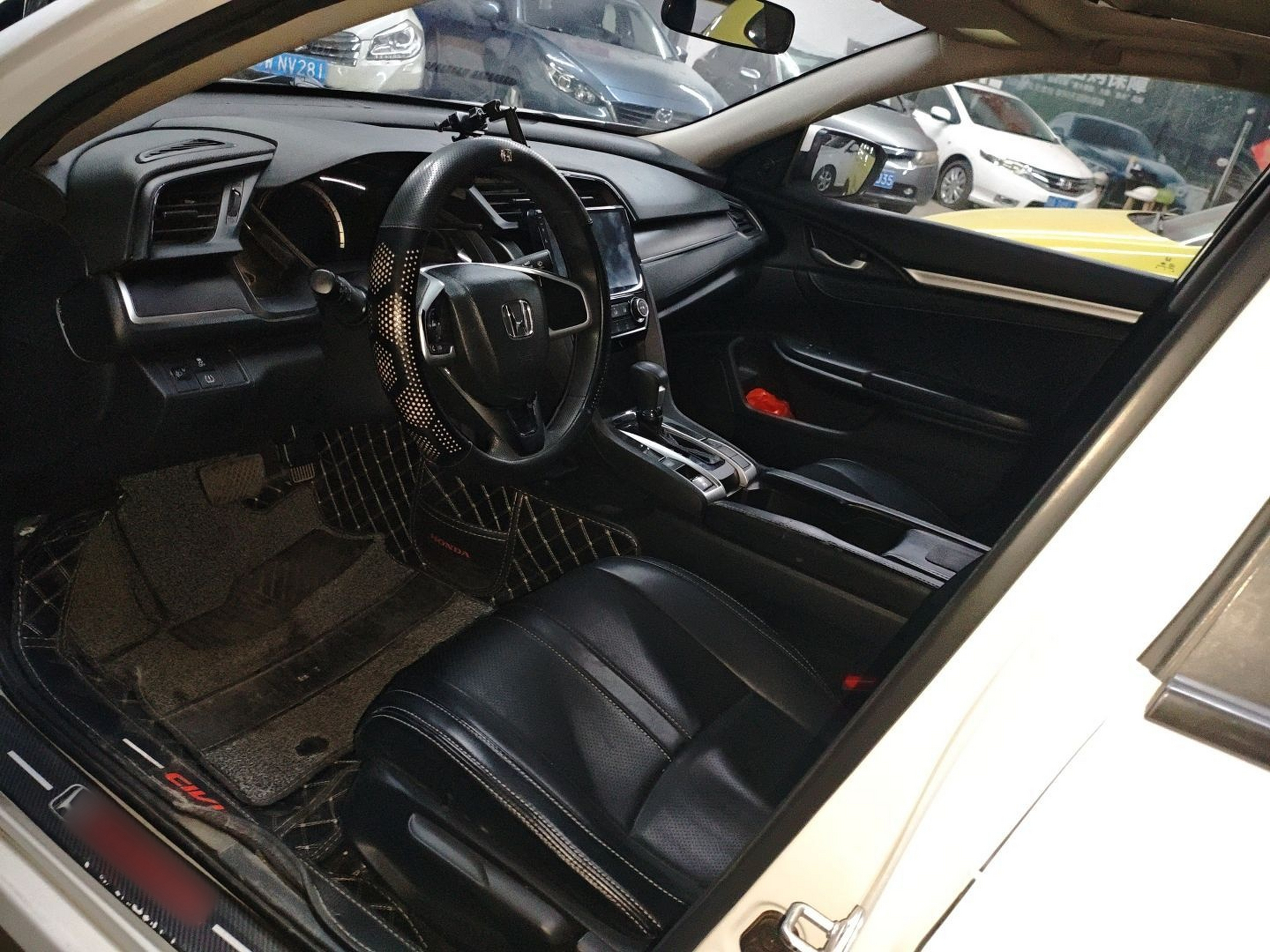 المقاعد الأمامية داخل السيارة