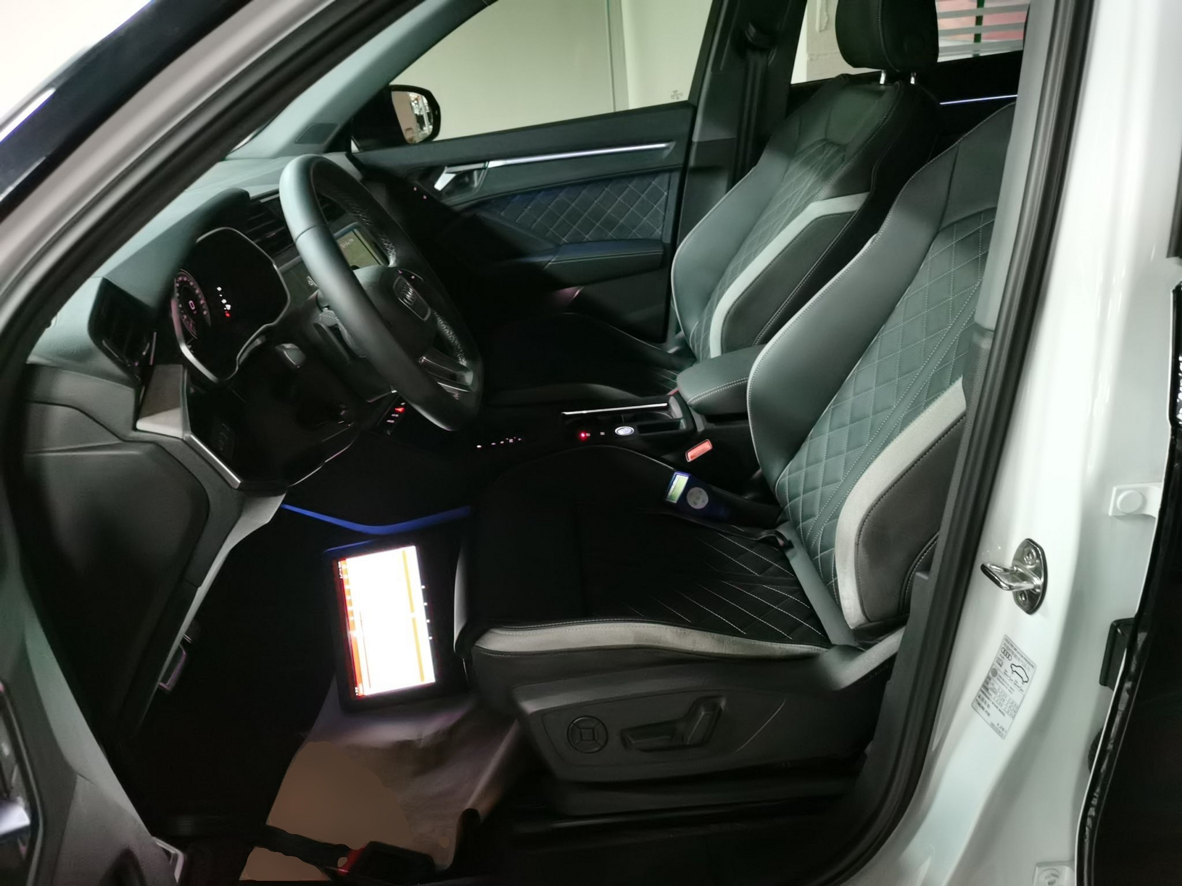 Переднее сиденье в автомобиле