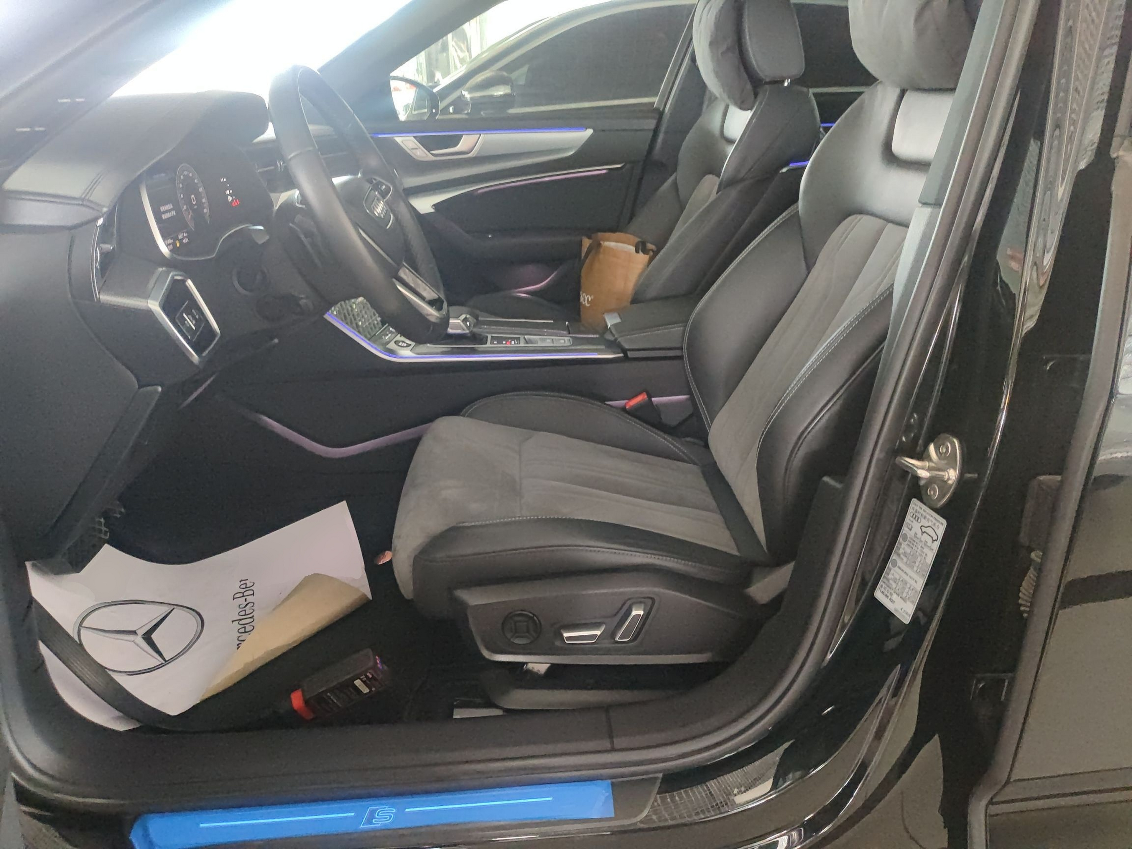 المقاعد الأمامية داخل السيارة