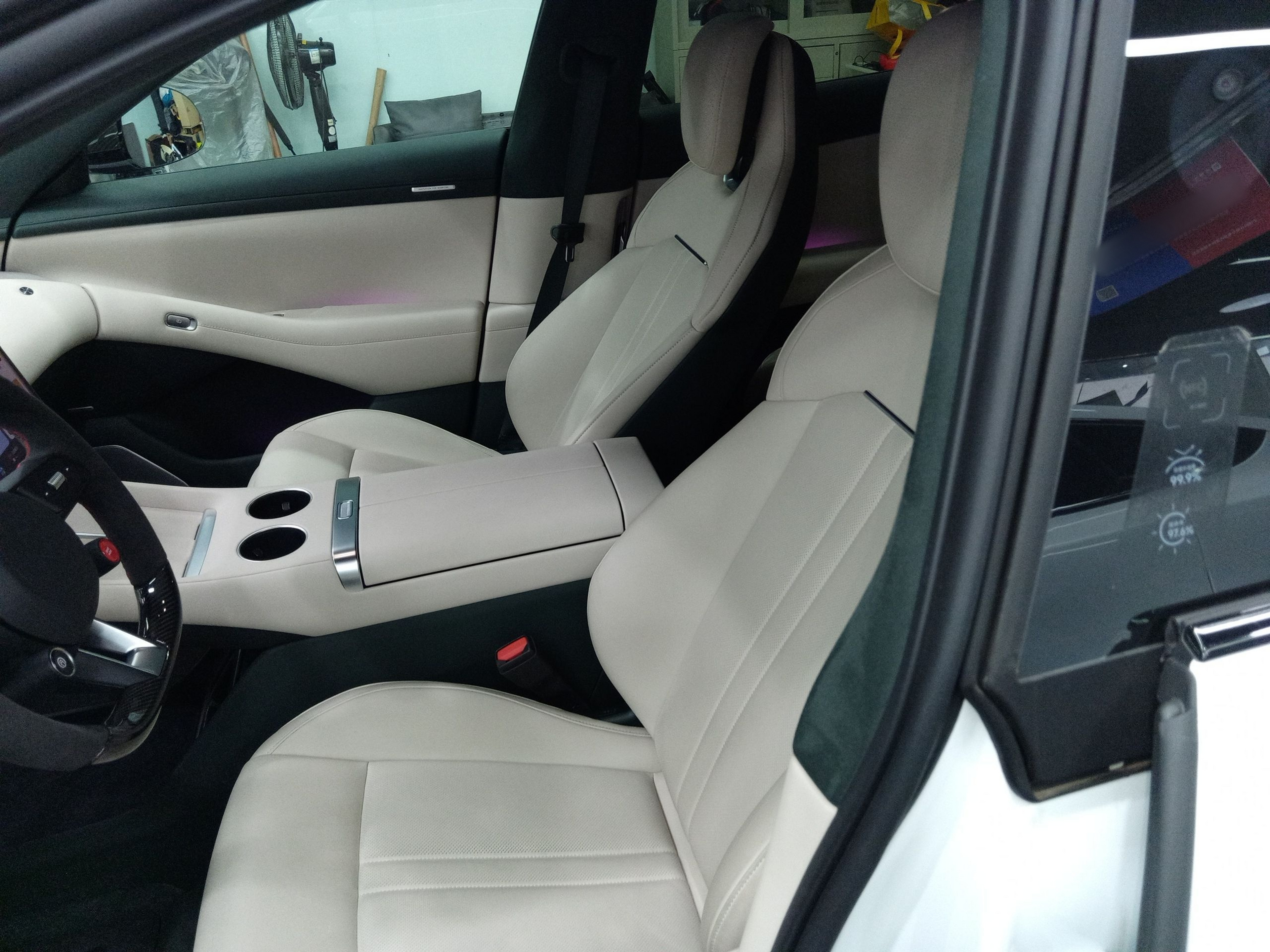 Переднее сиденье в автомобиле