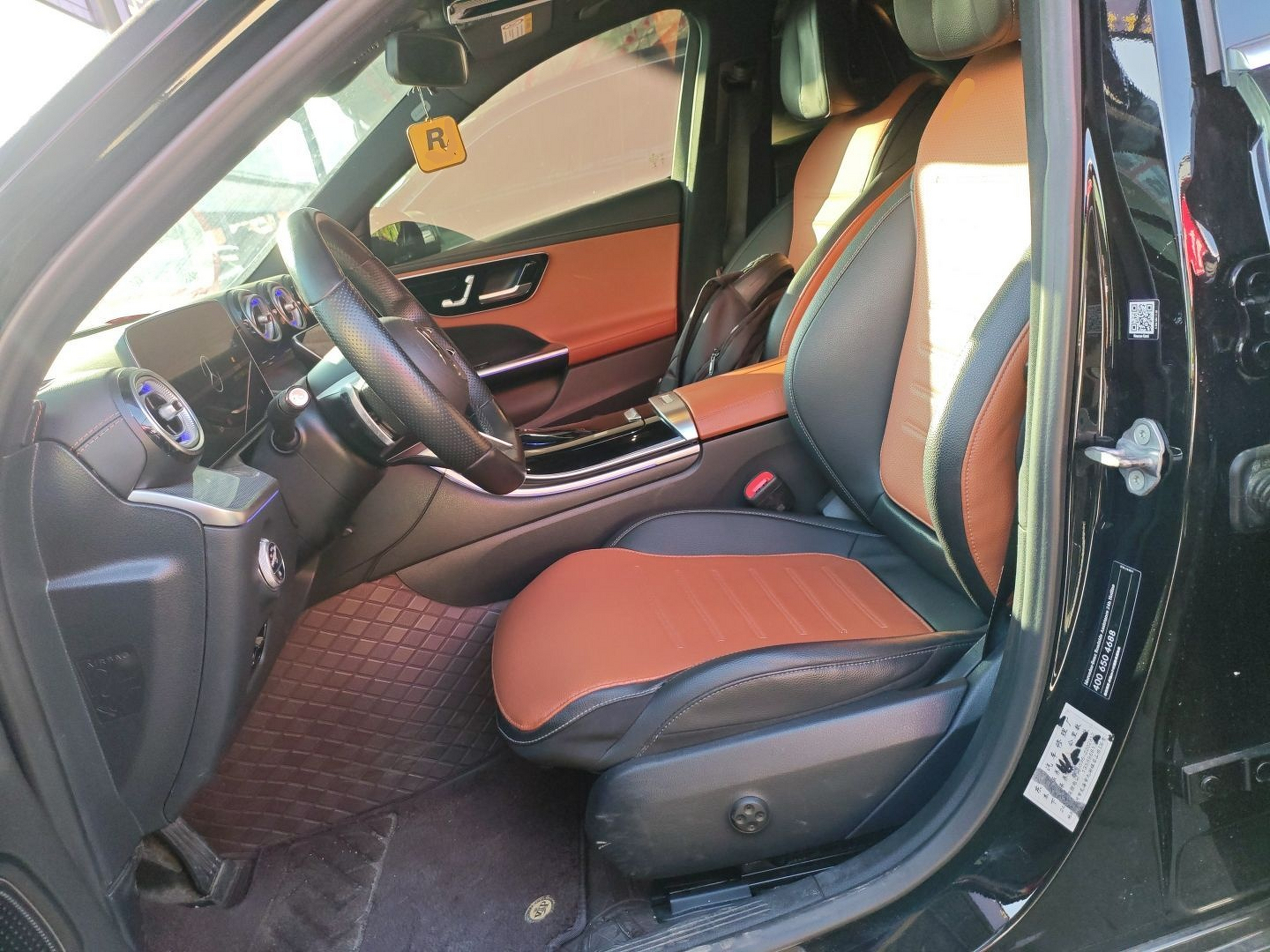 المقاعد الأمامية داخل السيارة