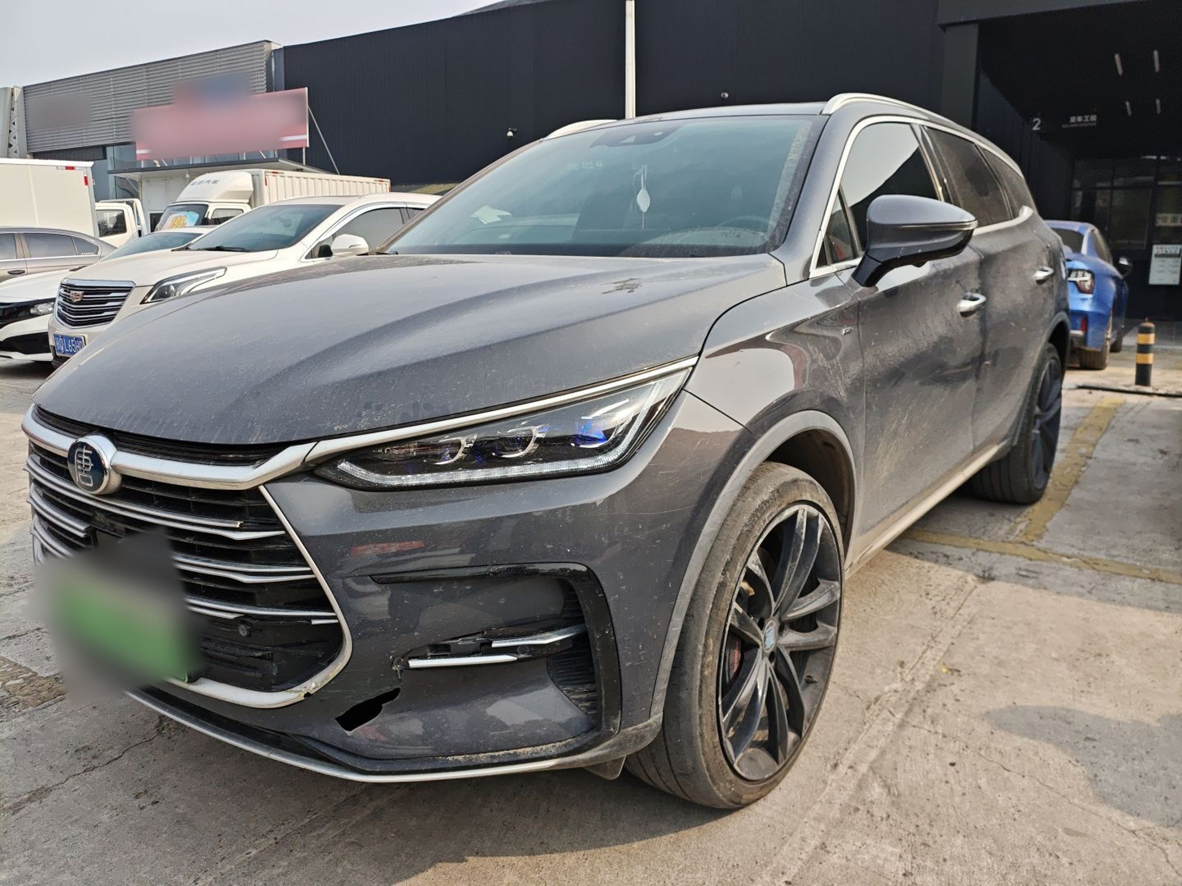 Под передней частью автомобиля