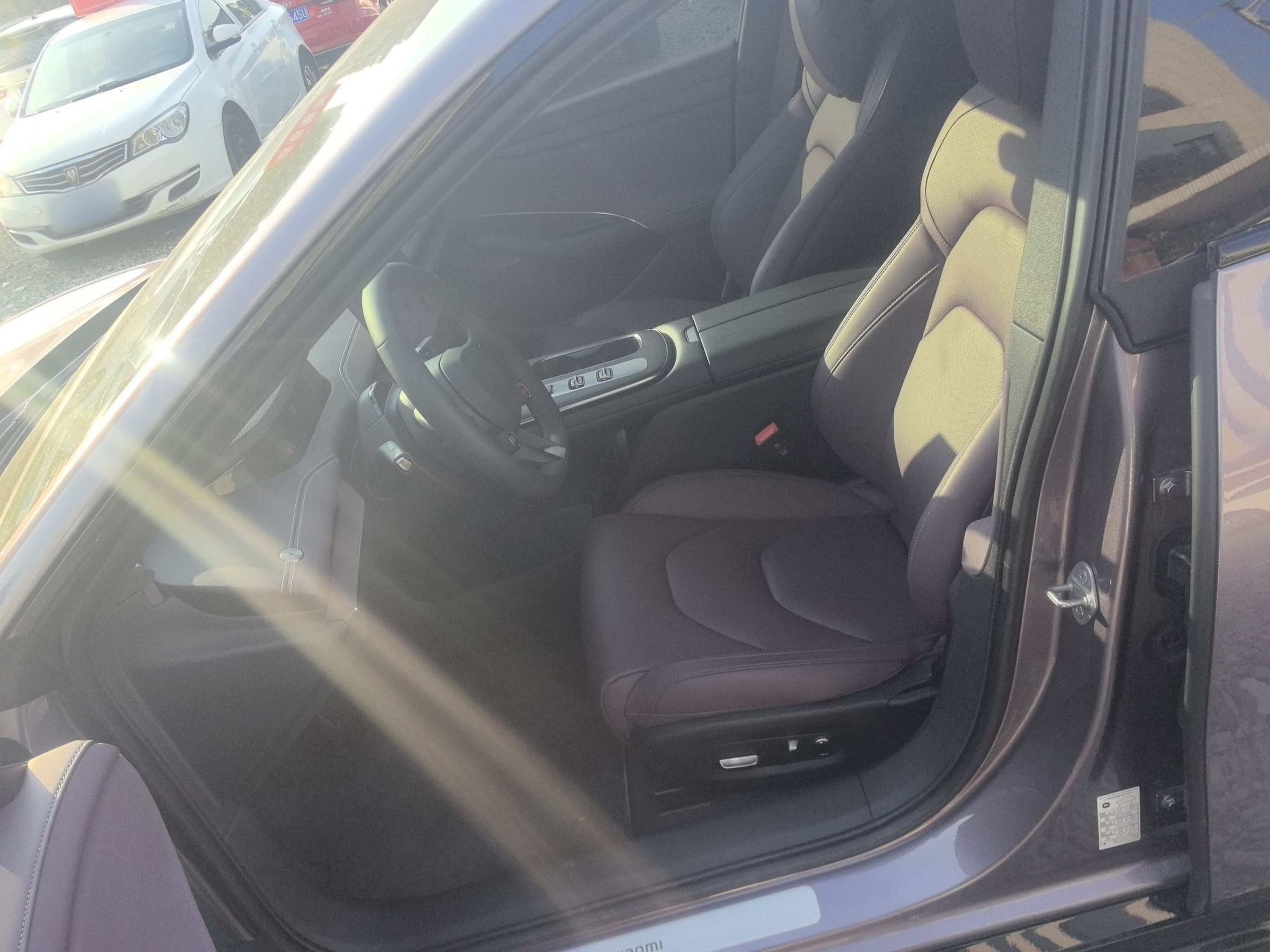 المقاعد الأمامية داخل السيارة