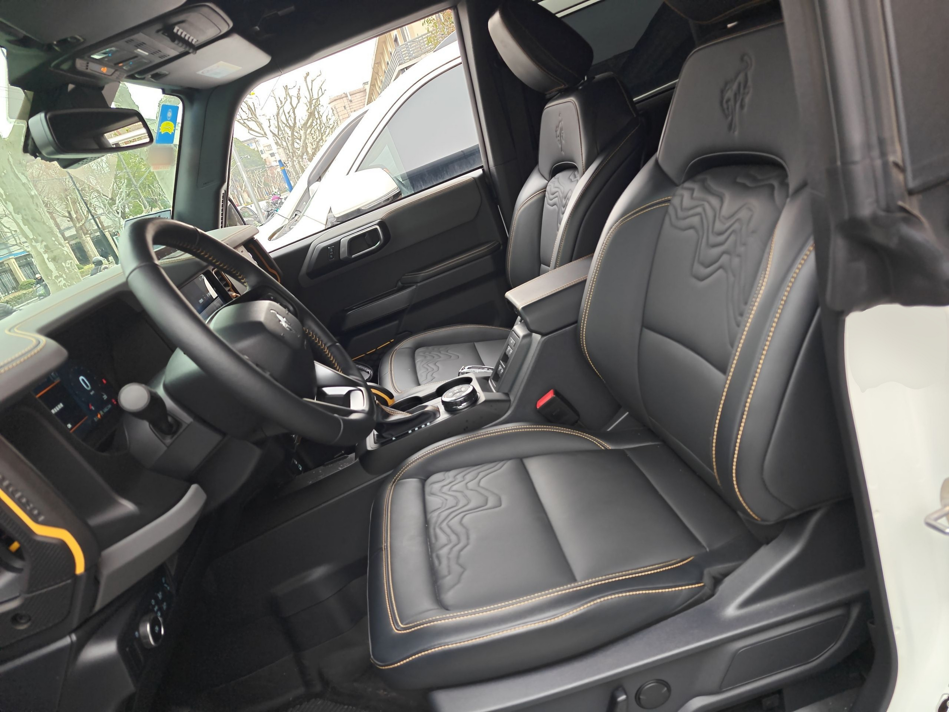 Переднее сиденье в автомобиле