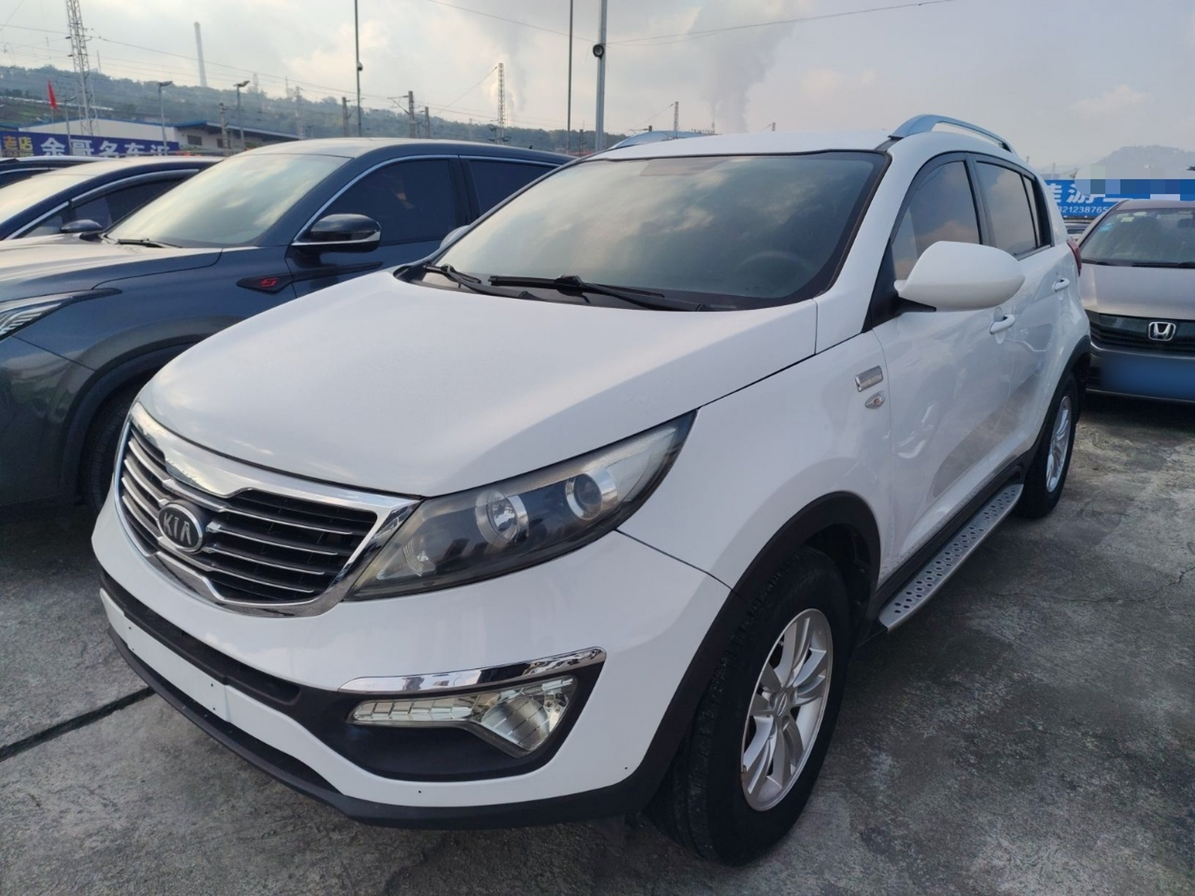 تحت مقدمة السيارة