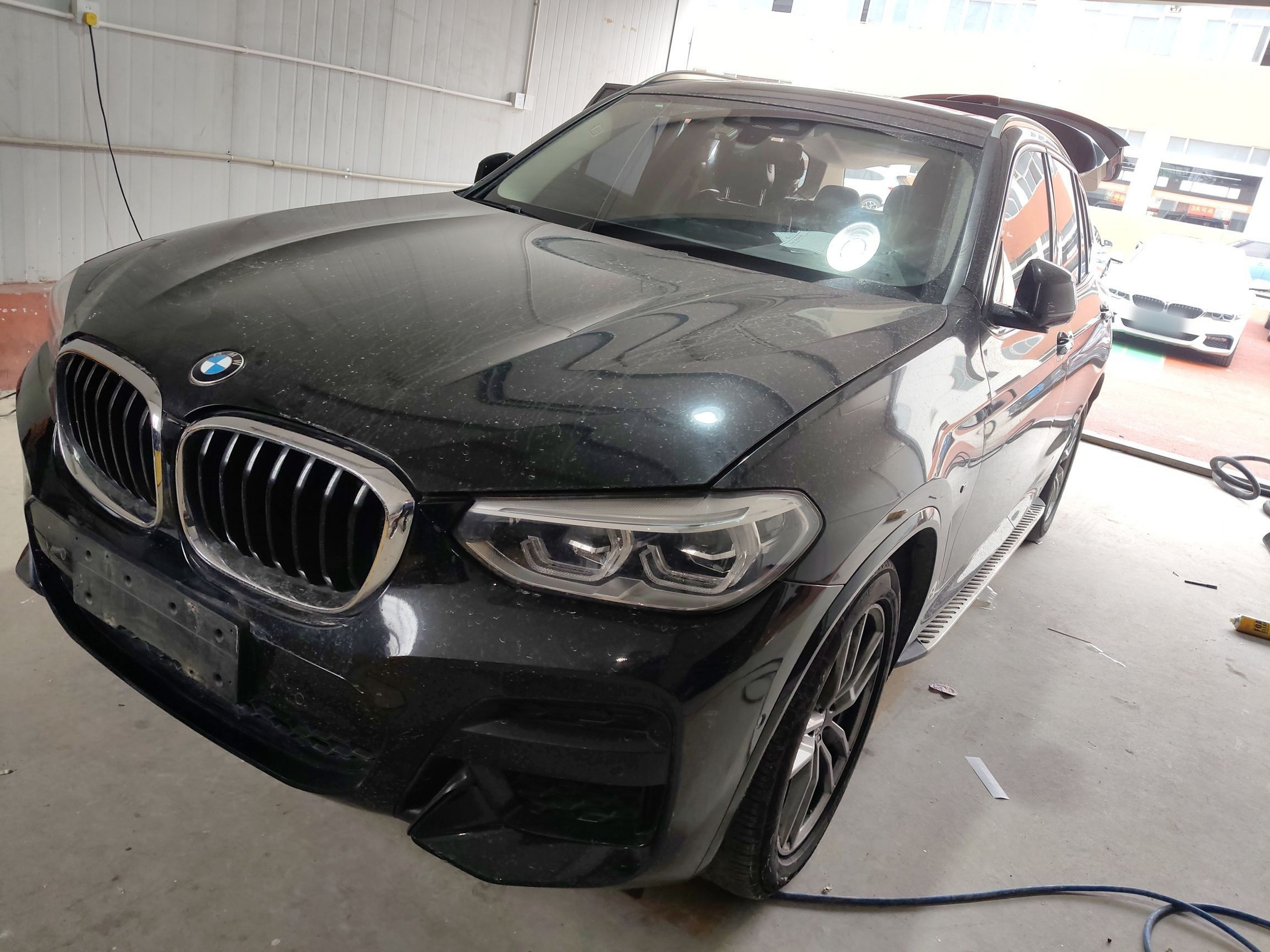 Под передней частью автомобиля