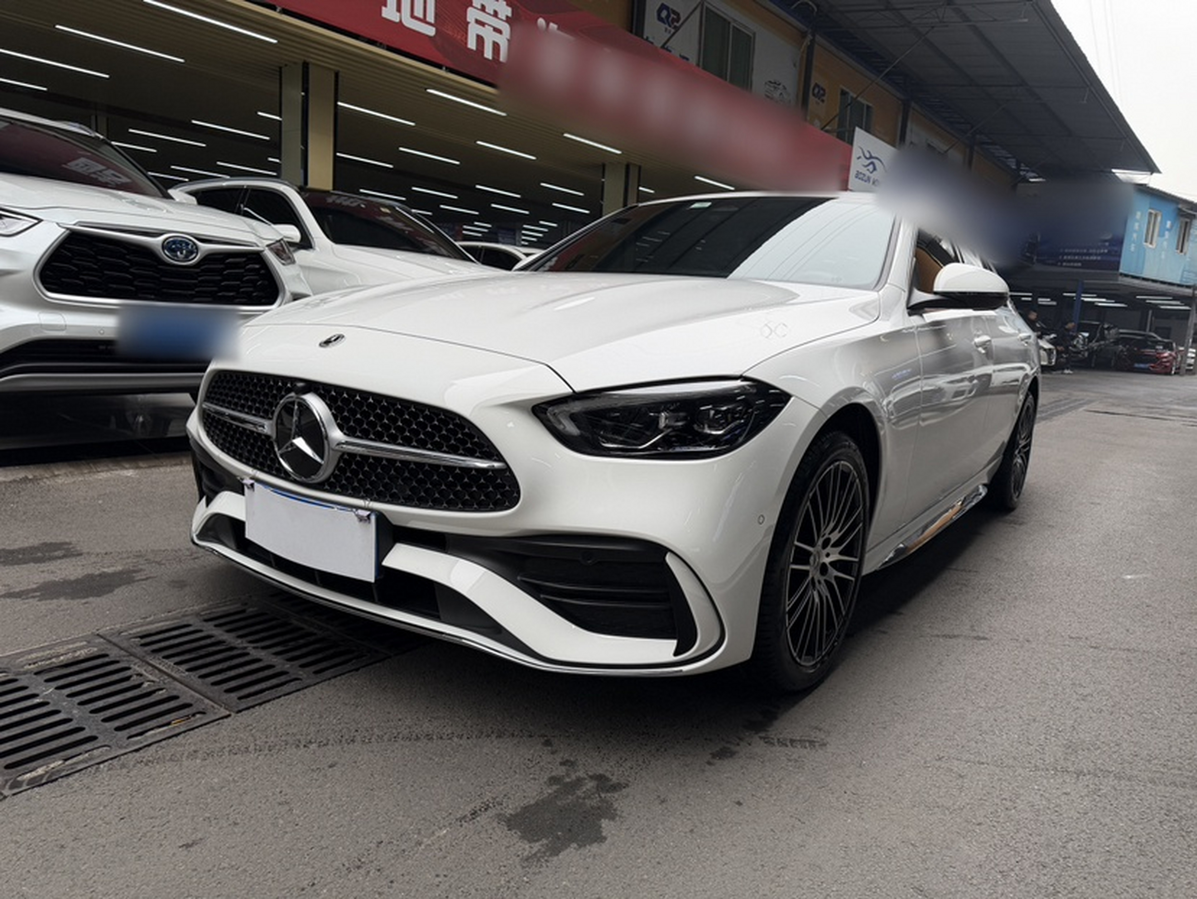 تحت مقدمة السيارة