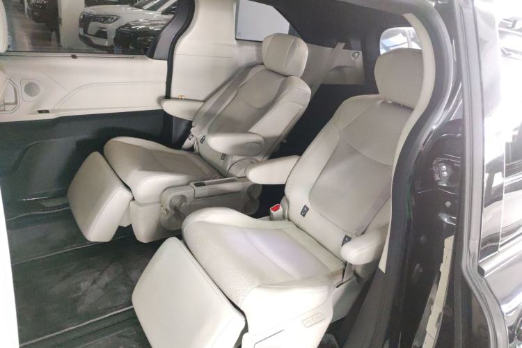 Used Toyota Sienna 2024 2.5L Hybrid Luxury Edition
