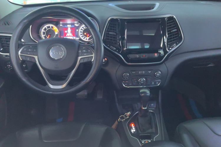 Used  Cherokee 2019 2.0T Two-Wheel Drive Smart Enjoyment Version China V
