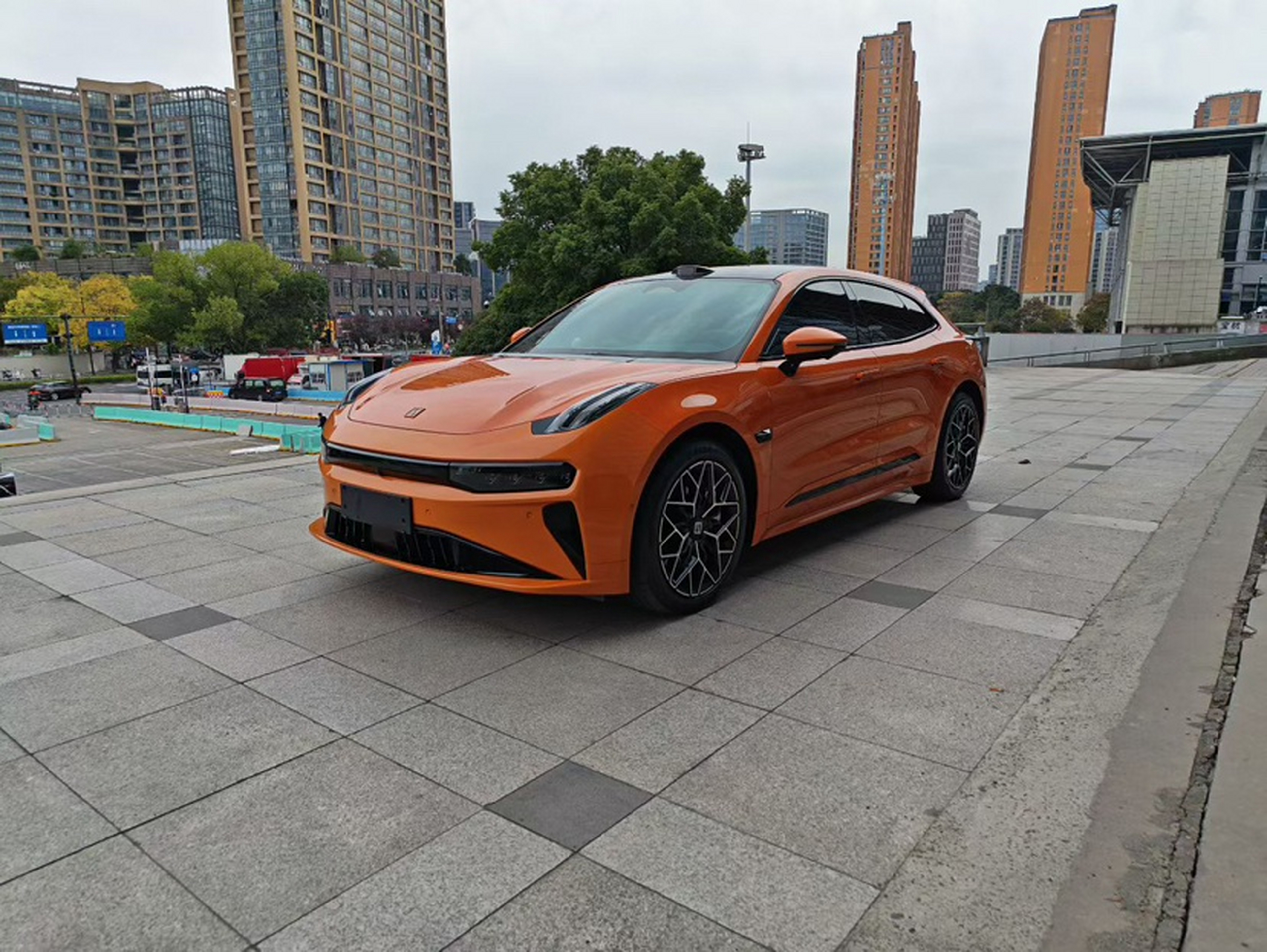 Под передней частью автомобиля