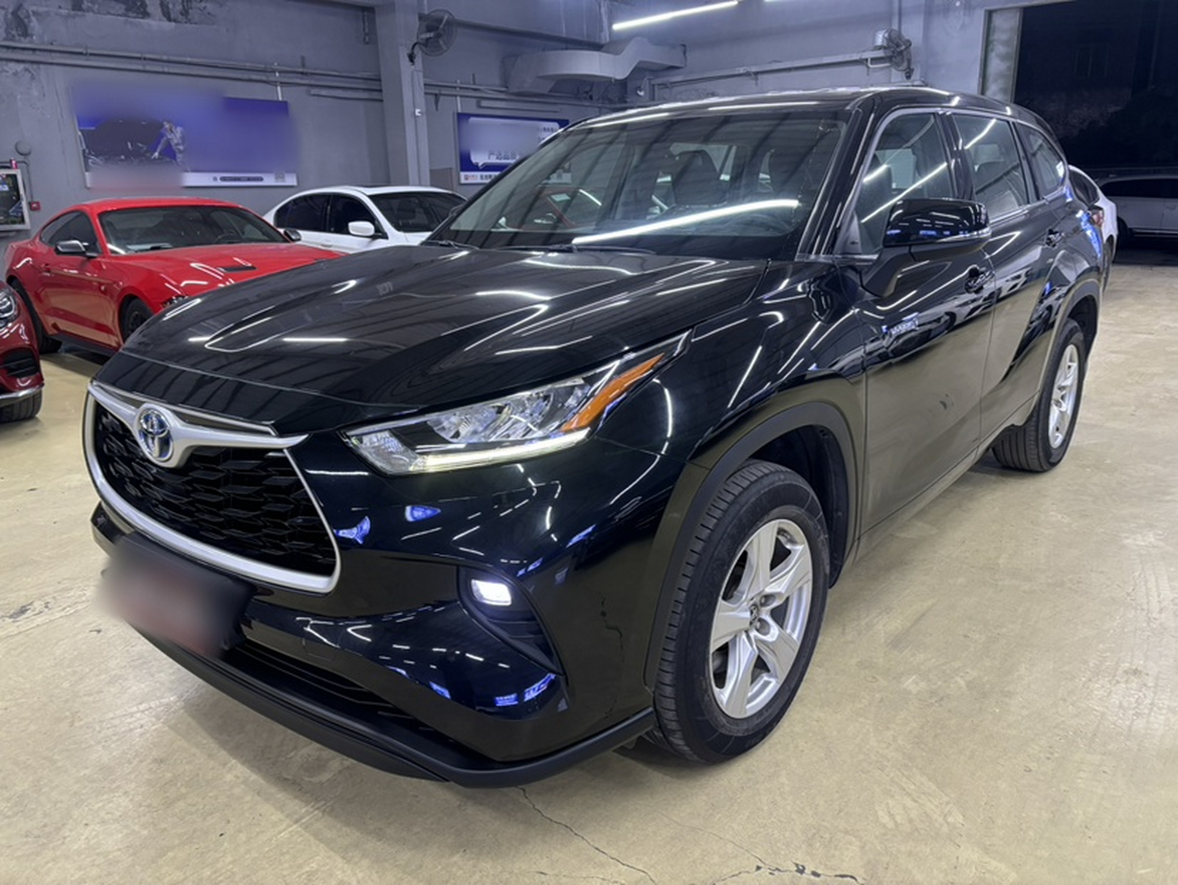 تحت مقدمة السيارة