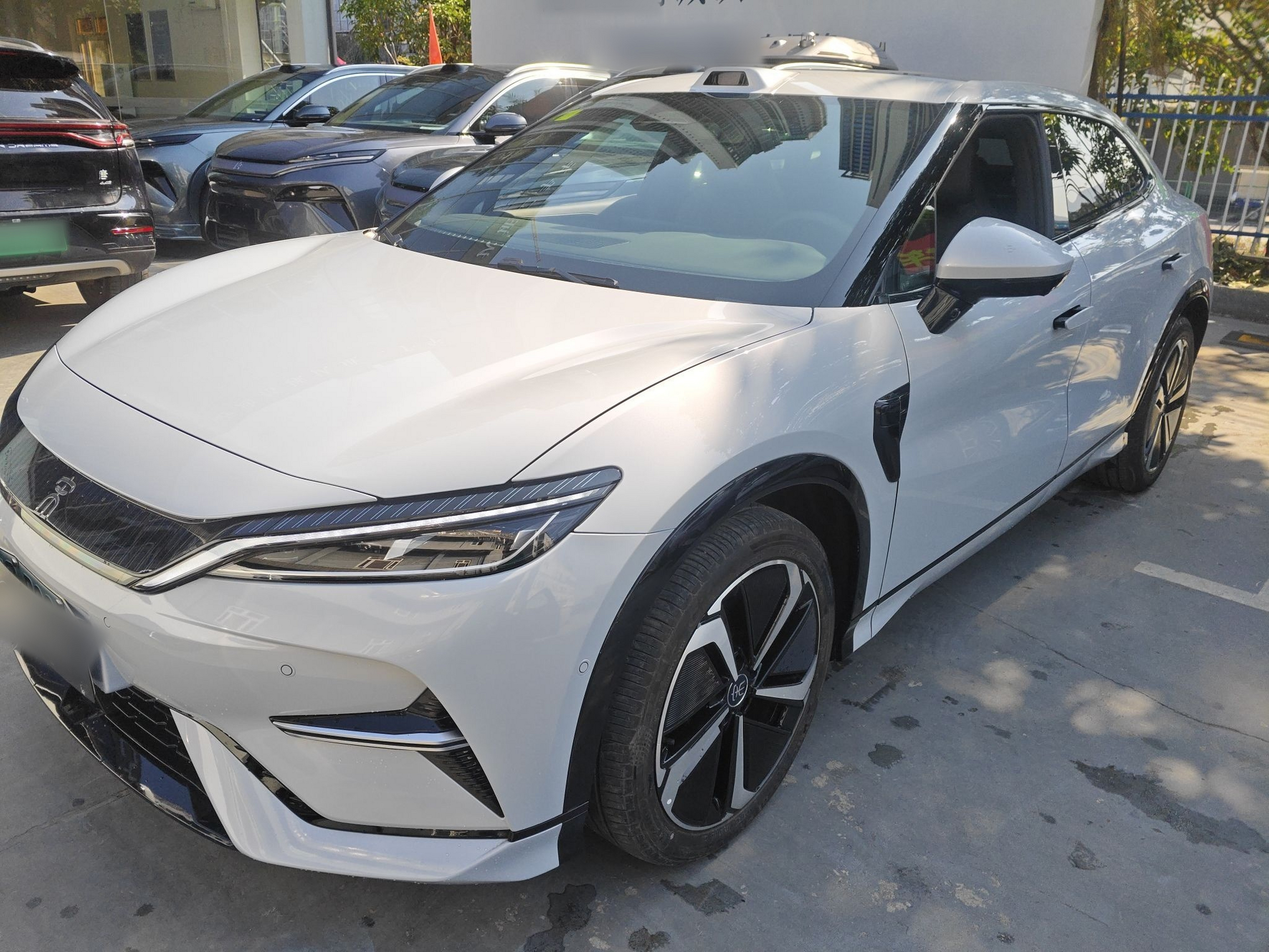 تحت مقدمة السيارة