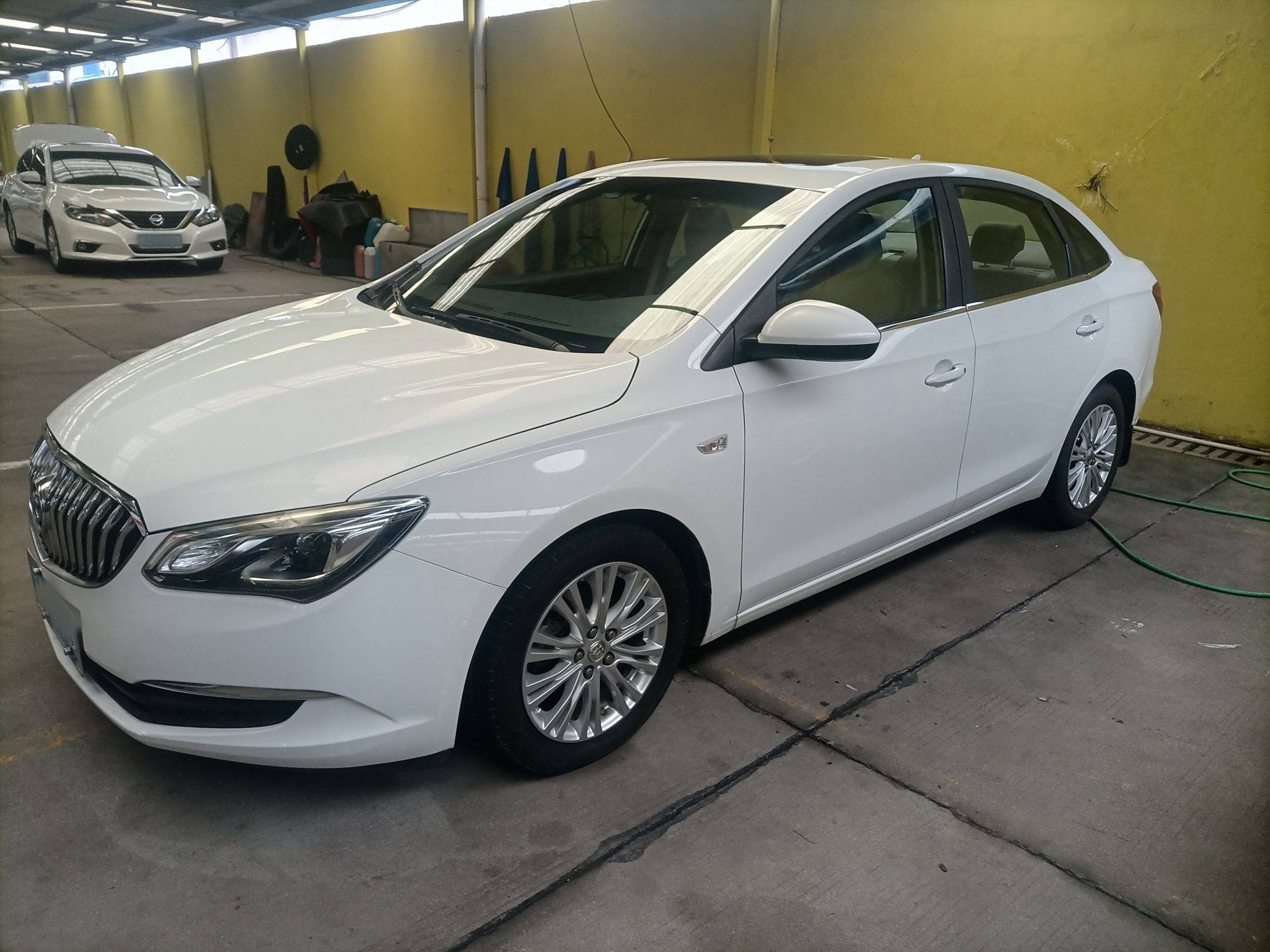 تحت مقدمة السيارة