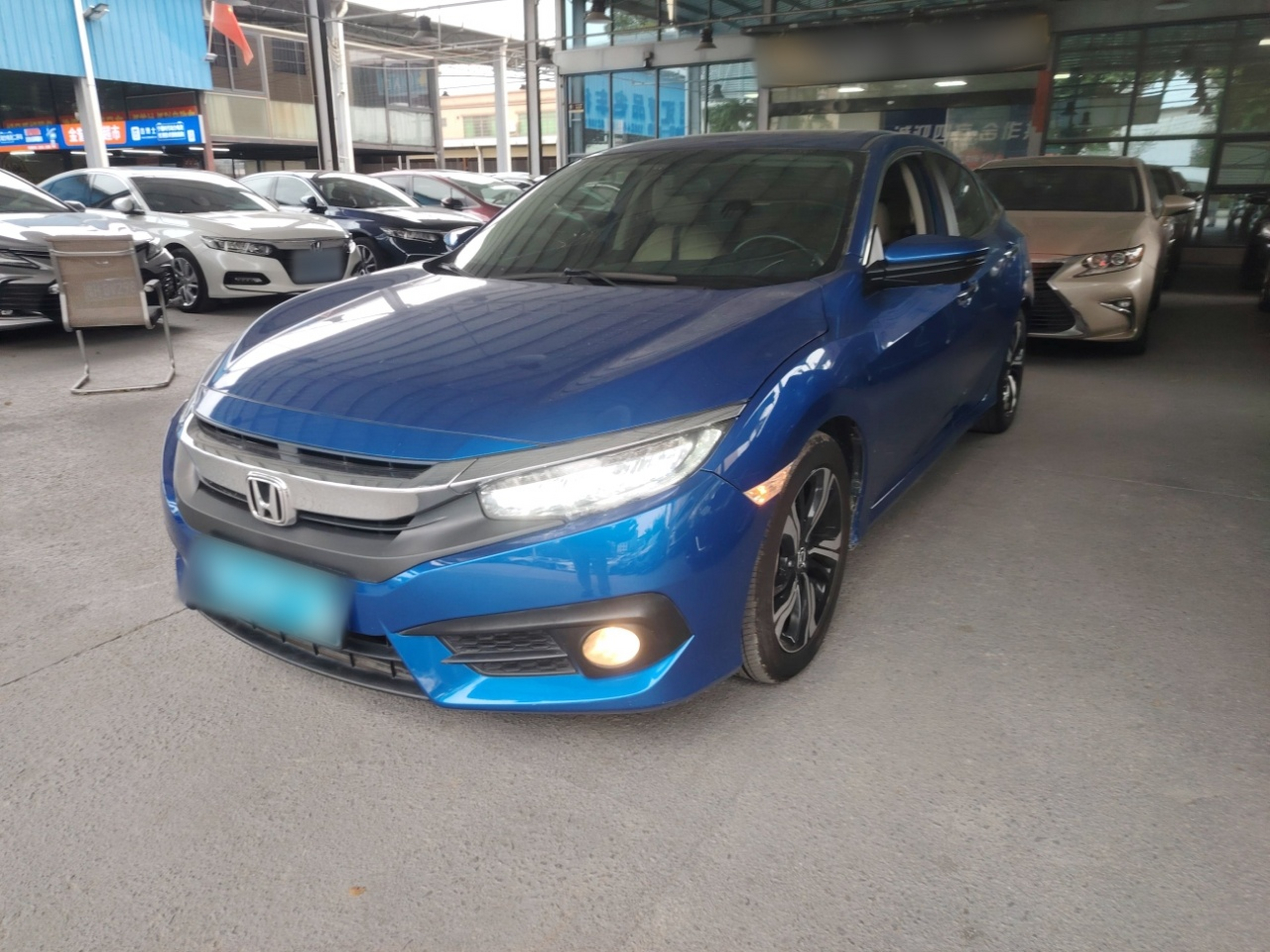 Под передней частью автомобиля