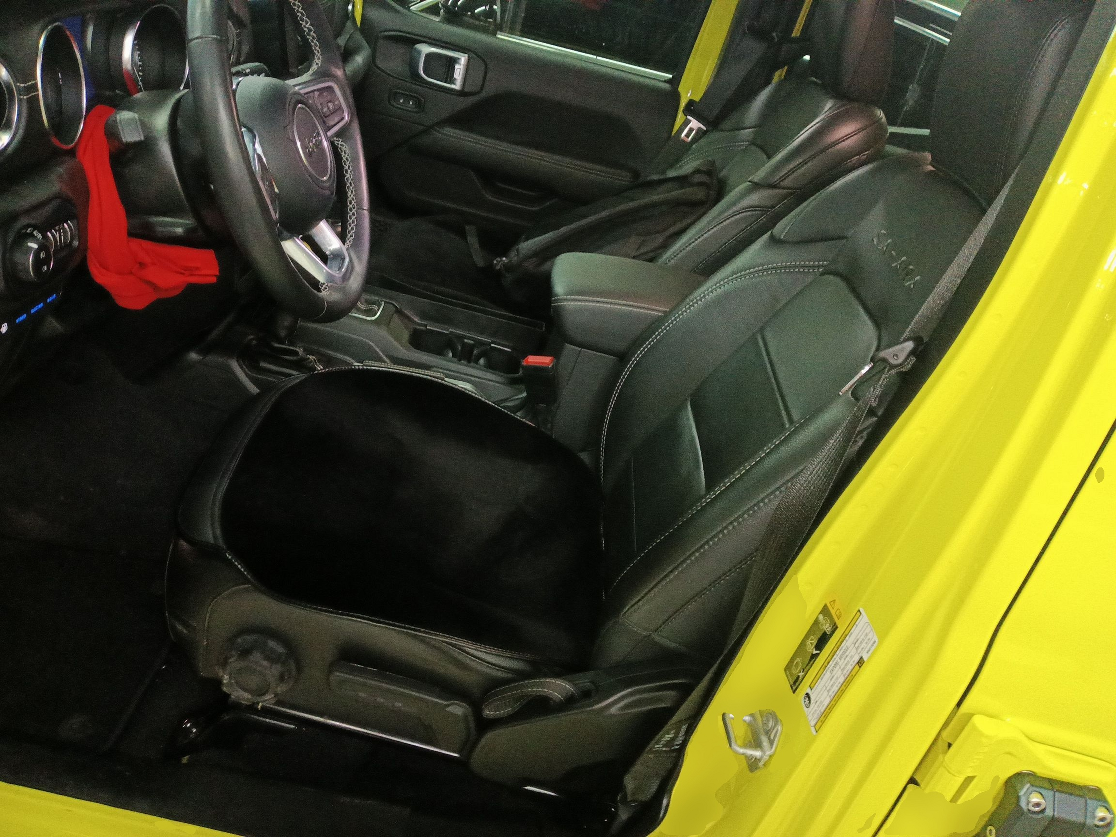 المقاعد الأمامية داخل السيارة