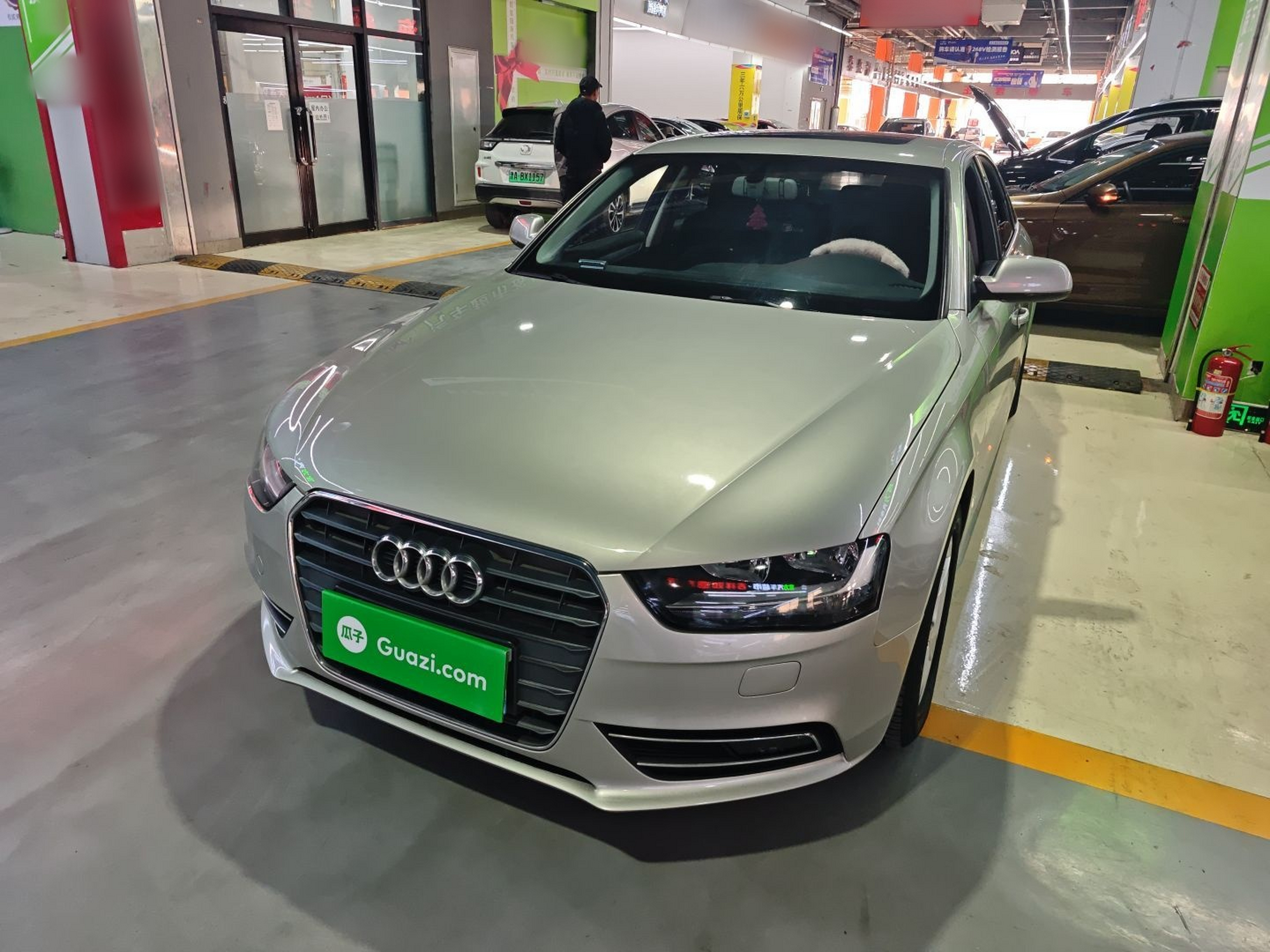 تحت مقدمة السيارة