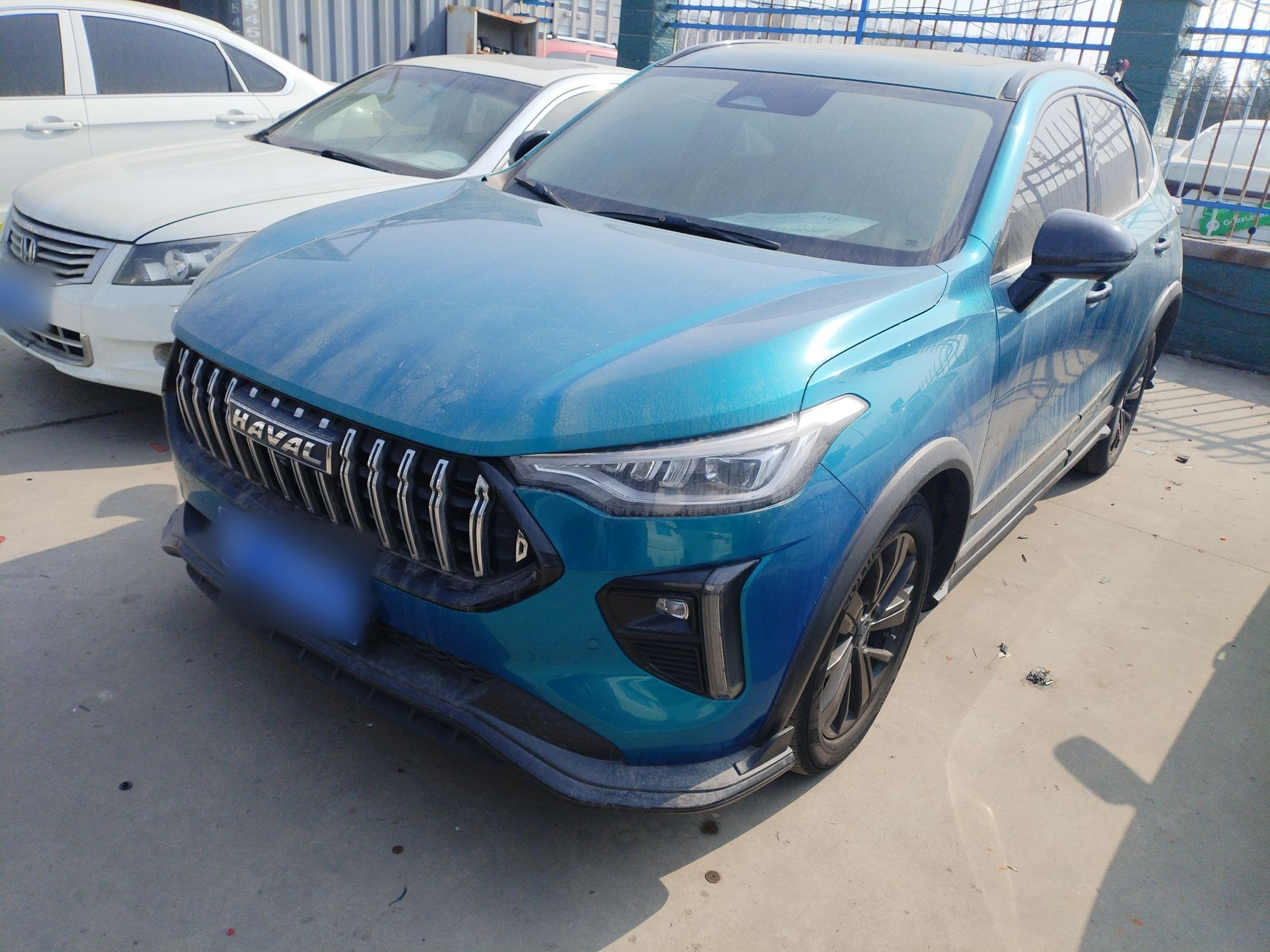 Под передней частью автомобиля