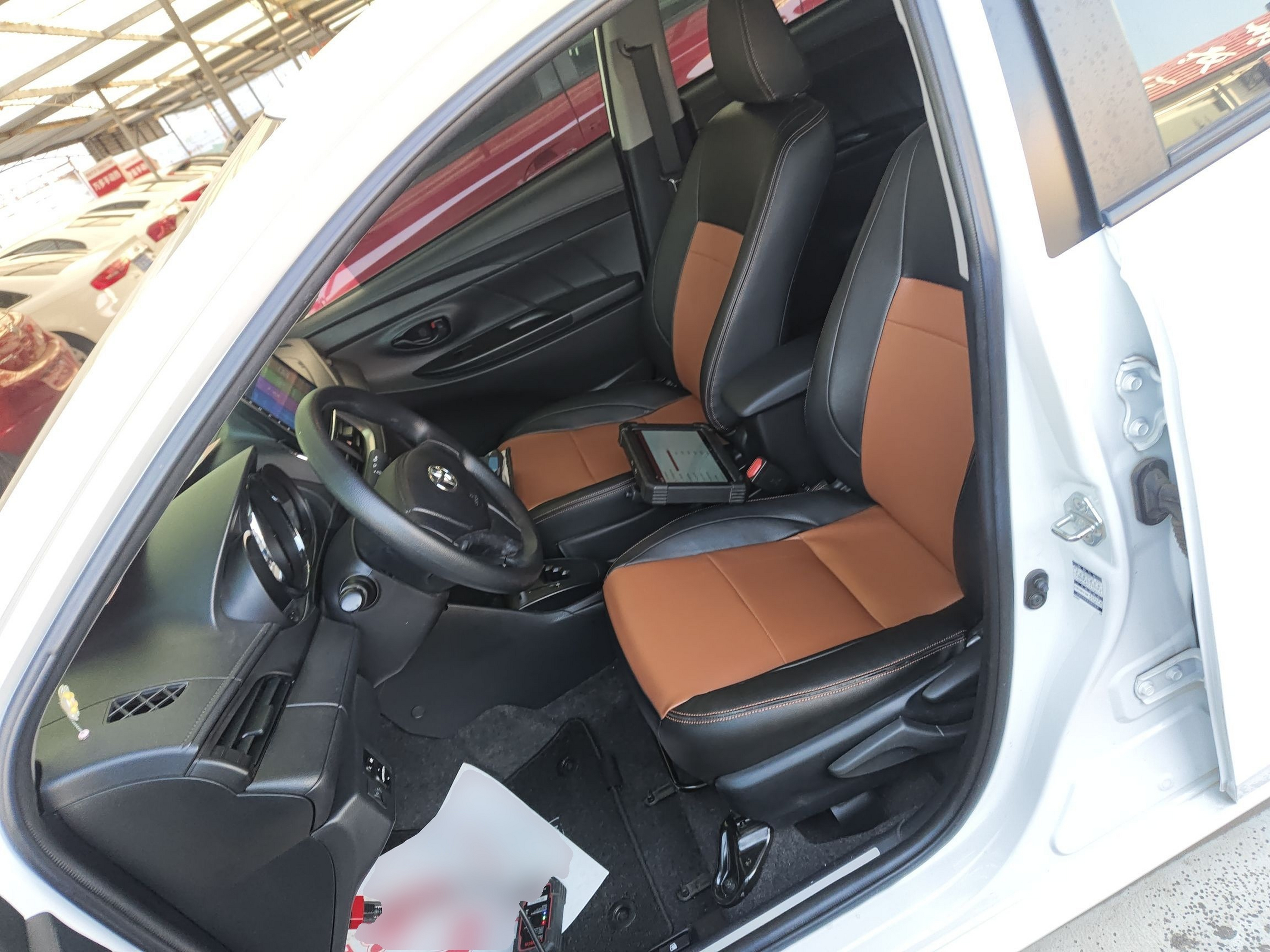 المقاعد الأمامية داخل السيارة