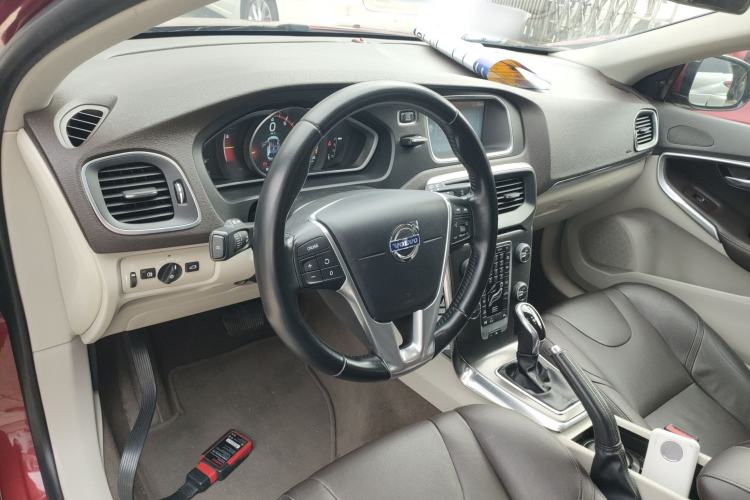 Used Volvo V40 2015 1.6T Zhiya Edition
